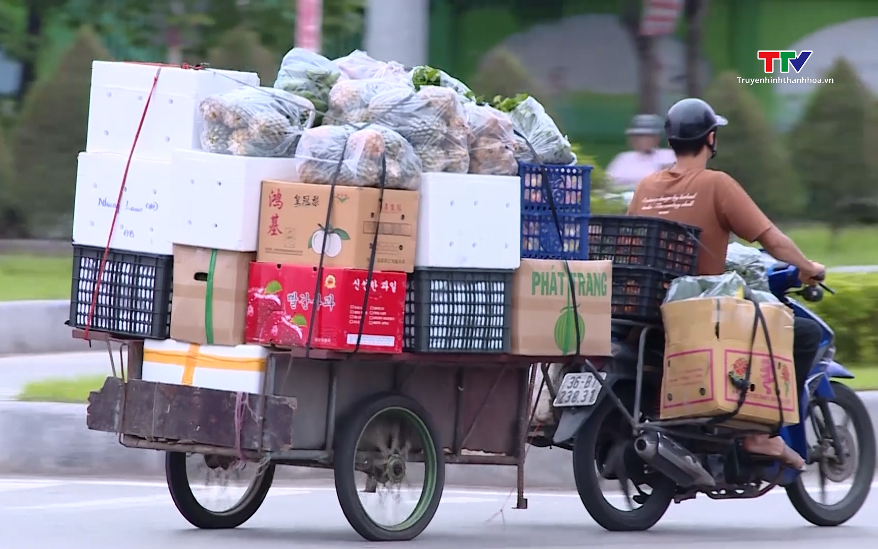 Tình trạng chở hàng hóa cồng kềnh gây mất an toàn giao thông