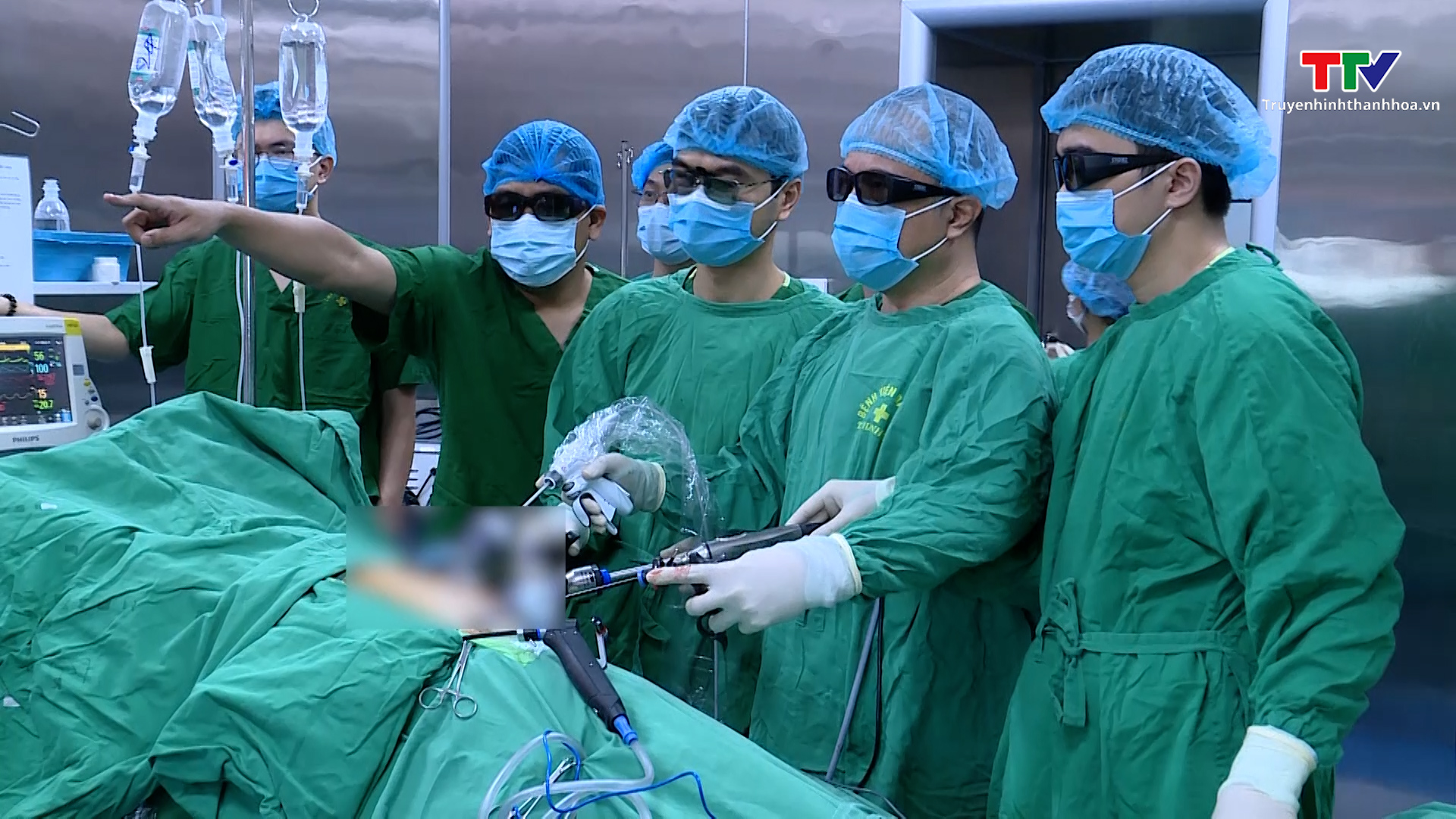 Bệnh viện Đa khoa tỉnh lần đầu tiên thực hiện phẫu thuật lấy thận sử dụng hệ thống nội soi 3D, 4K- Ảnh 3.