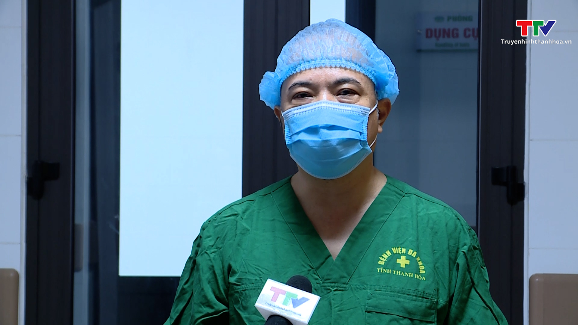 Bệnh viện Đa khoa tỉnh lần đầu tiên thực hiện phẫu thuật lấy thận sử dụng hệ thống nội soi 3D, 4K- Ảnh 2.