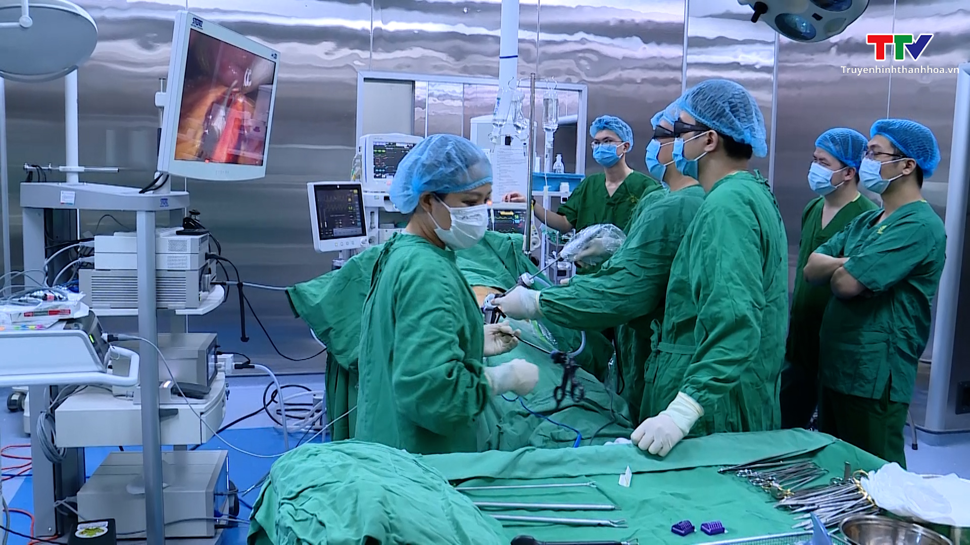Bệnh viện Đa khoa tỉnh lần đầu tiên thực hiện phẫu thuật lấy thận sử dụng hệ thống nội soi 3D, 4K- Ảnh 1.