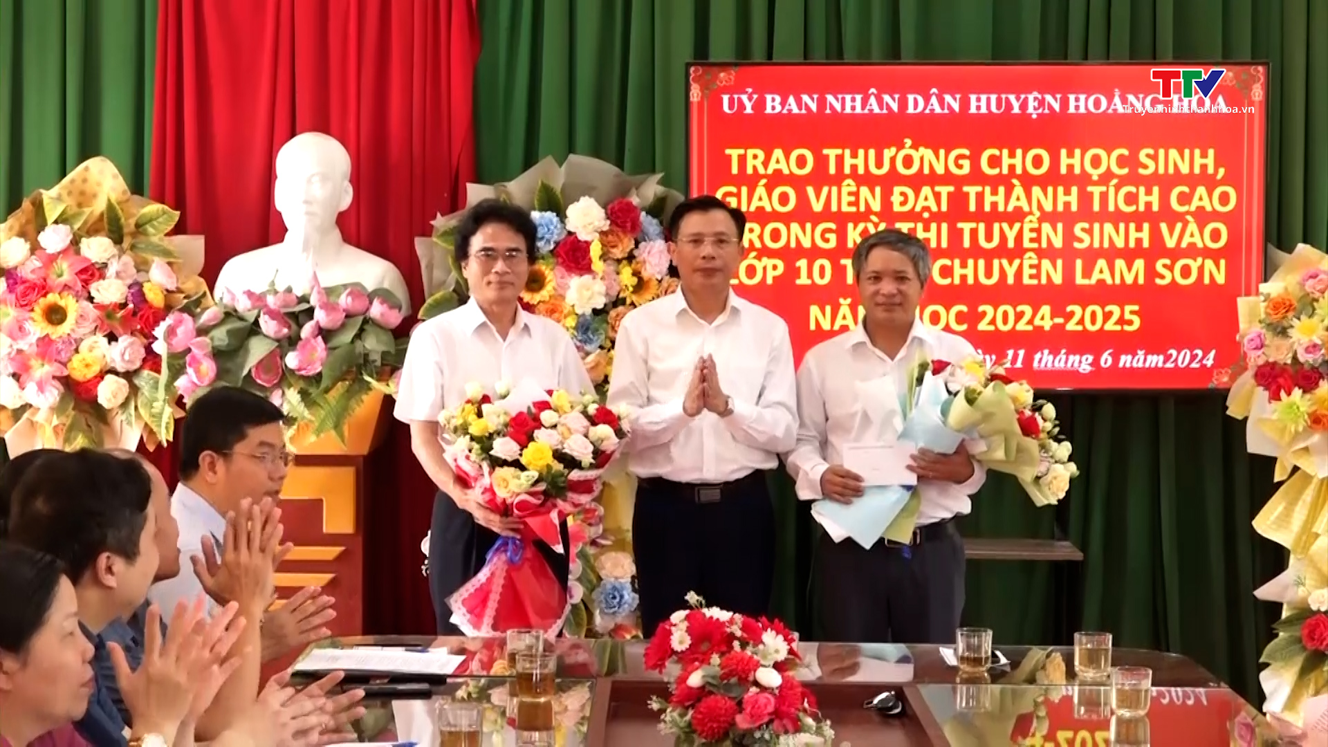 Hoằng Hóa trao thưởng cho học sinh, giáo viên đạt thành tích cao trong kỳ thi tuyển sinh vào lớp 10 THPT chuyên Lam Sơn- Ảnh 1.