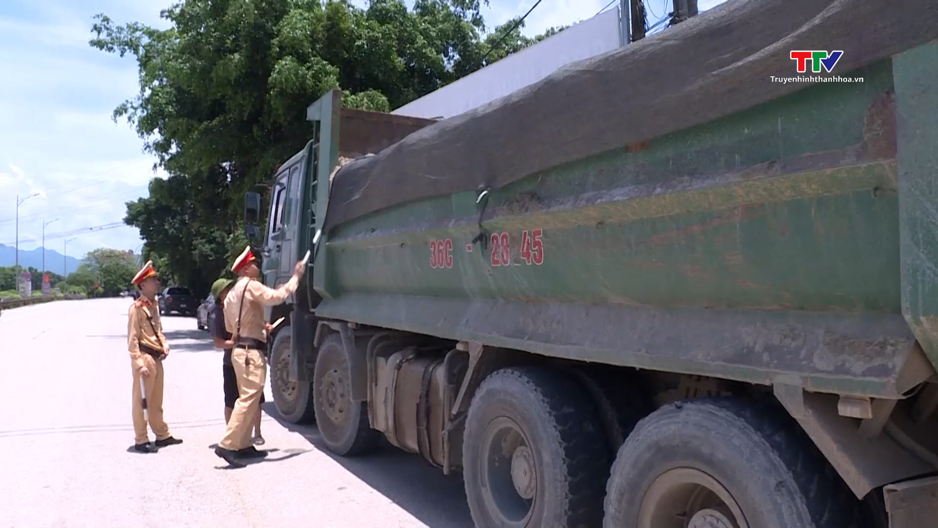 Công an huyện Thọ Xuân tăng cường kiểm soát tải trọng phương tiện- Ảnh 2.