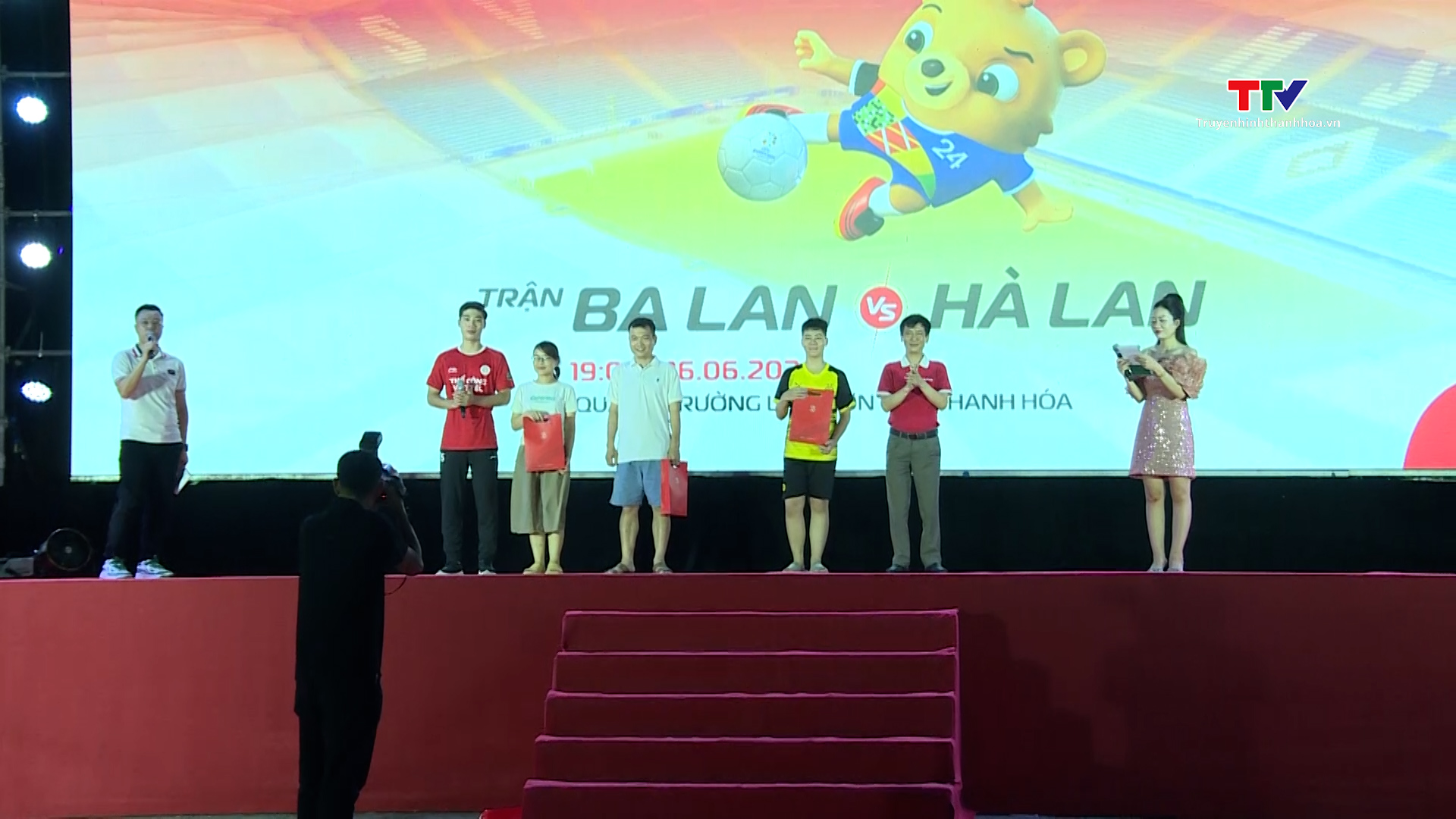 Viettel Thanh Hoá lắp đặt màn hình lớn xem Euro 2024 
tại quảng trường Lam Sơn- Ảnh 2.