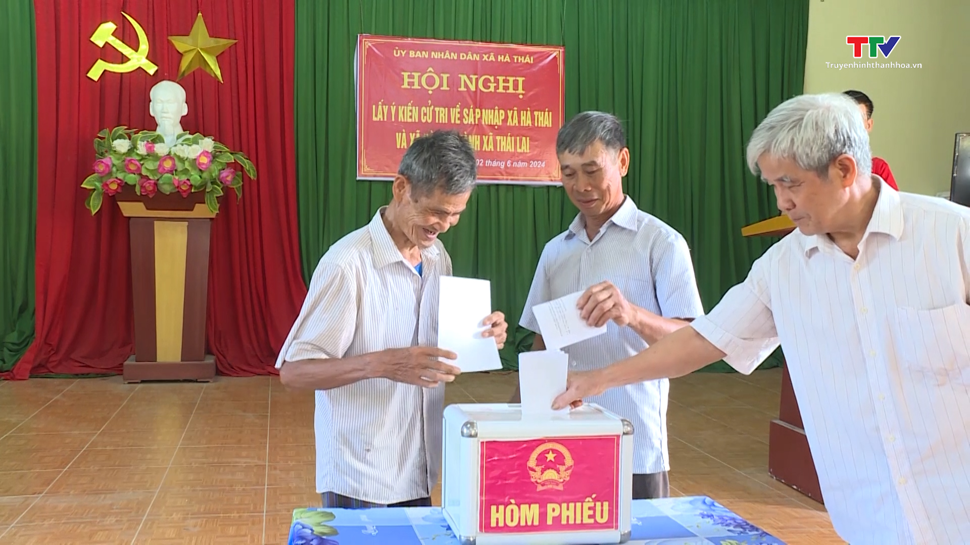 Huyện Hà Trung tổ chức lấy ý kiến Nhân dân về sáp nhập xã- Ảnh 1.