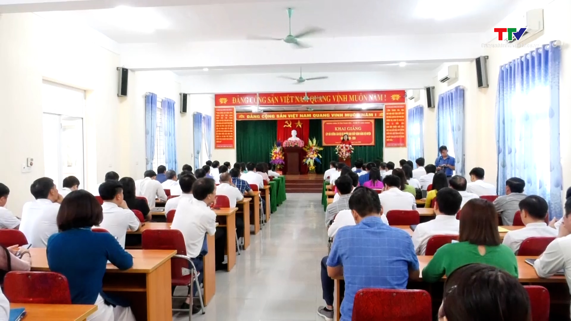 Khai giảng lớp Bồi dưỡng cán bộ dự nguồn Ban chấp hành Đảng bộ huyện Lang Chánh- Ảnh 1.