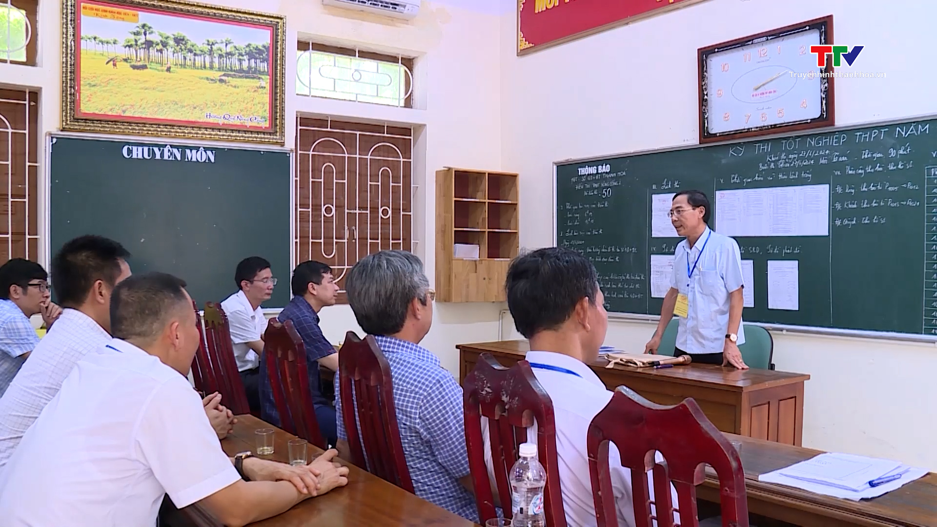 Ban Chỉ đạo thi Tốt nghiệp THPT 2024 tỉnh Thanh Hóa kiểm tra công tác tổ chức thi
- Ảnh 2.