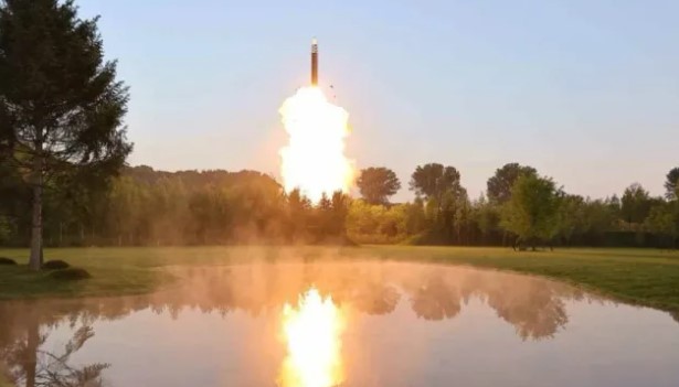 Triều Tiên xác nhận phóng thử thành công tên lửa có khả năng mang nhiều đầu đạn- Ảnh 1.
