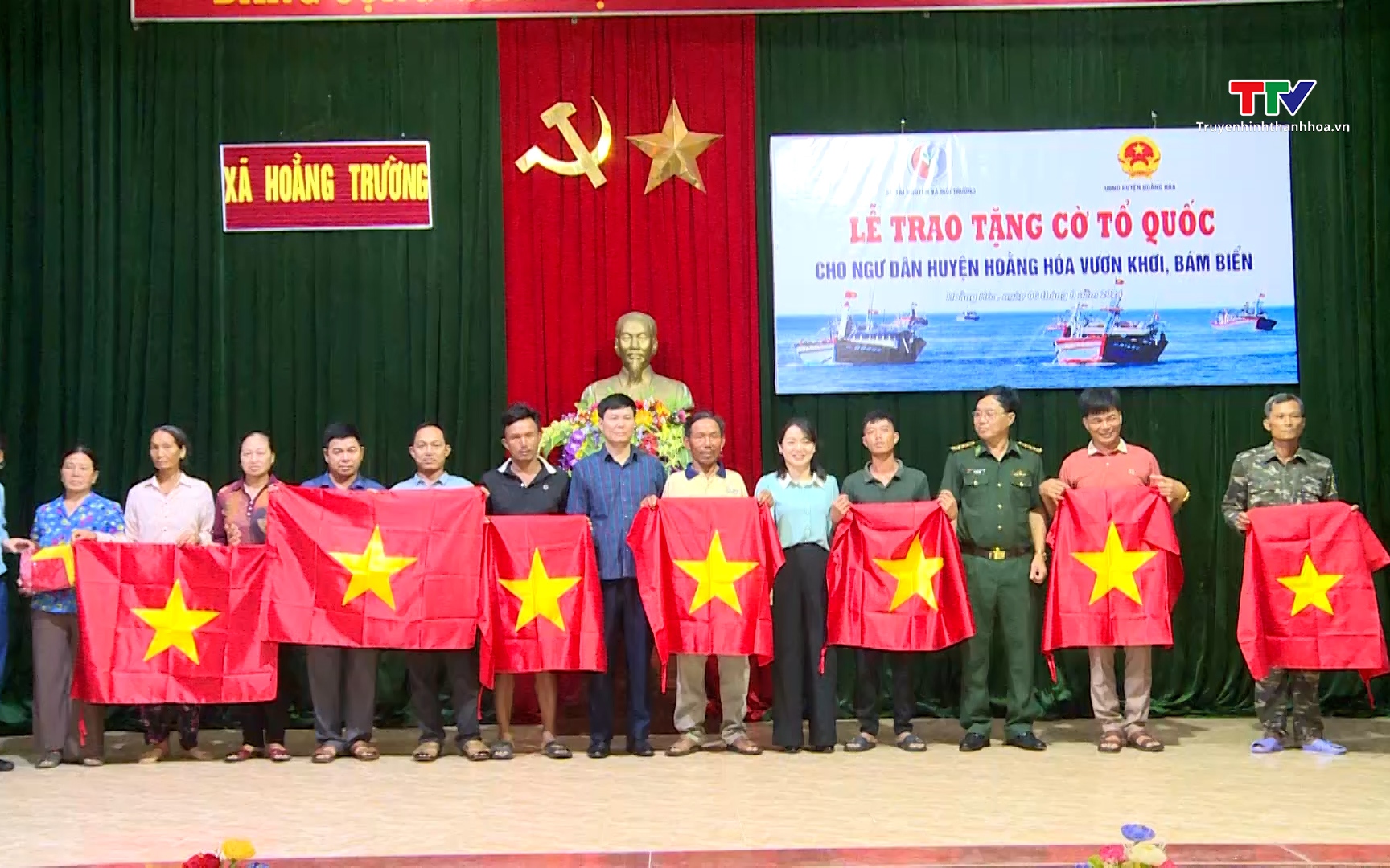 Trao tặng cờ Tổ quốc cho ngư dân huyện Hoằng Hóa