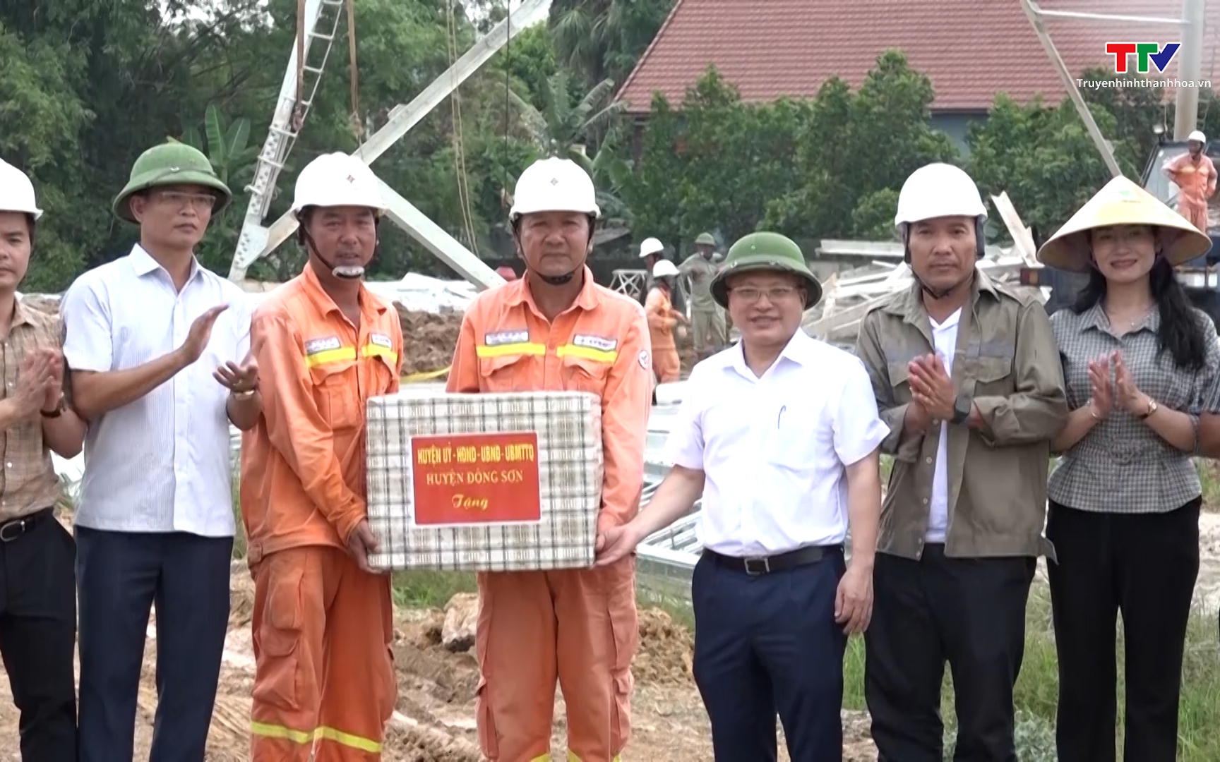 Huyện Đông Sơn thăm, tặng quà lực lượng thi công  dự án đường dây 500kV mạch 3 
