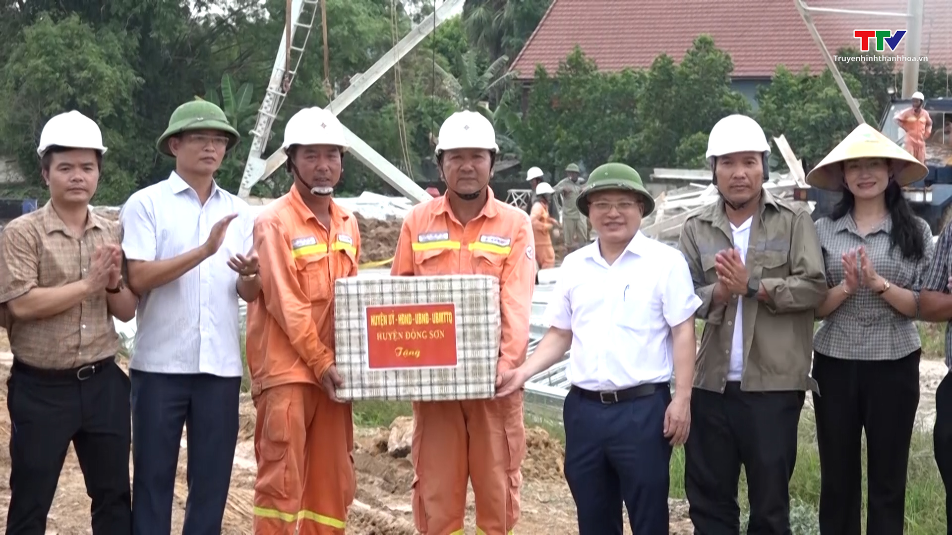 Huyện Đông Sơn thăm, tặng quà lực lượng thi công 
dự án đường dây 500kV mạch 3
- Ảnh 1.