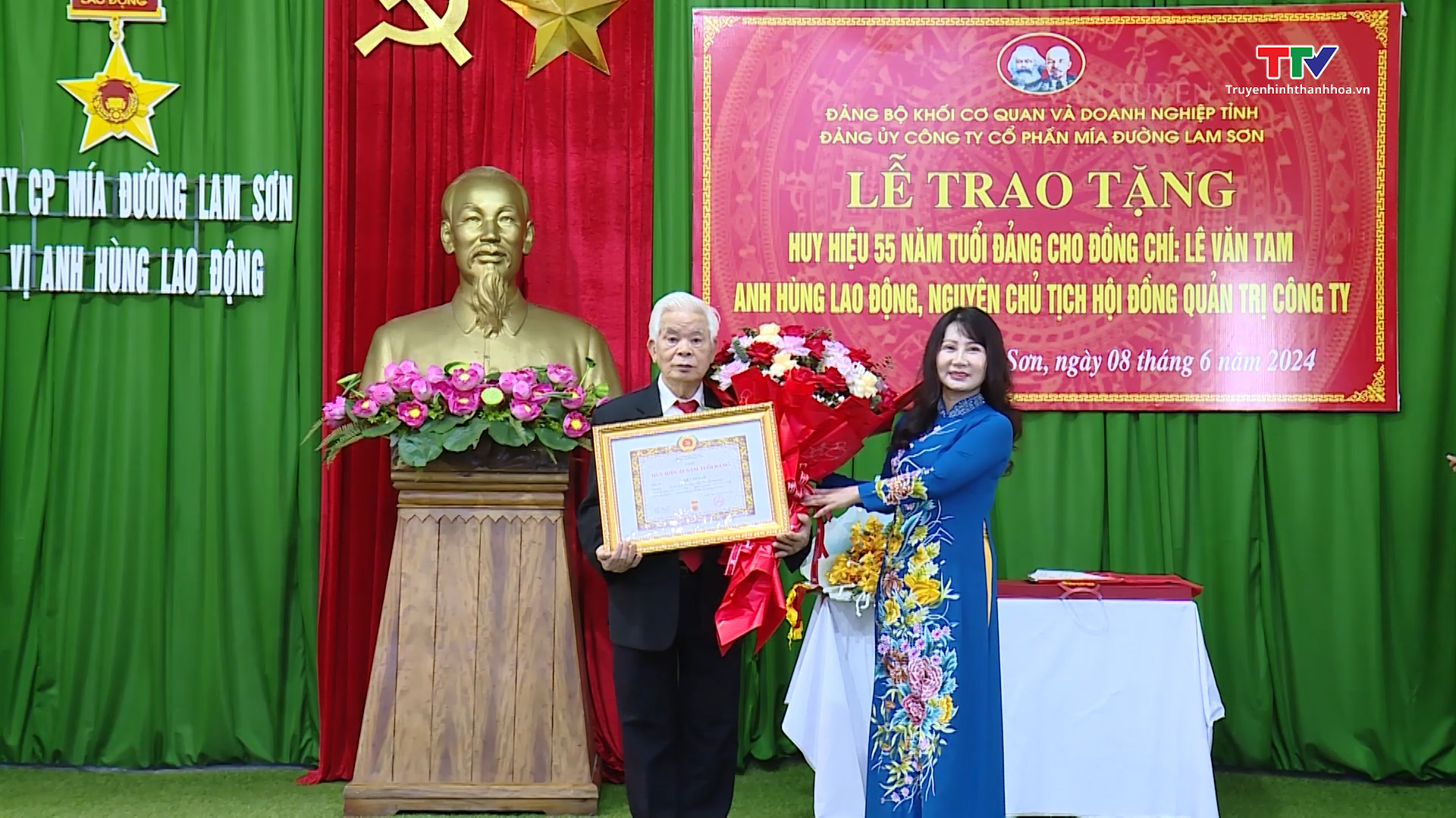 Trao tặng Huy hiệu 55 năm tuổi Đảng cho đảng viên, anh hùng lao động Lê Văn Tam- Ảnh 1.