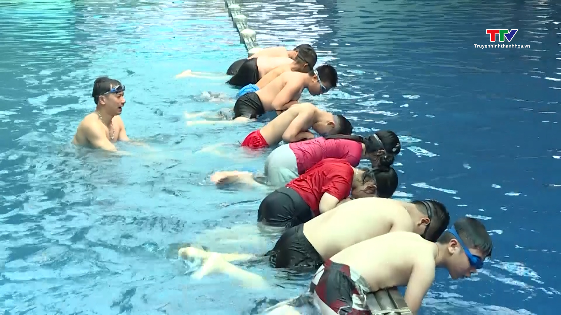 Tăng cường dạy bơi cho trẻ trong dịp hè- Ảnh 4.
