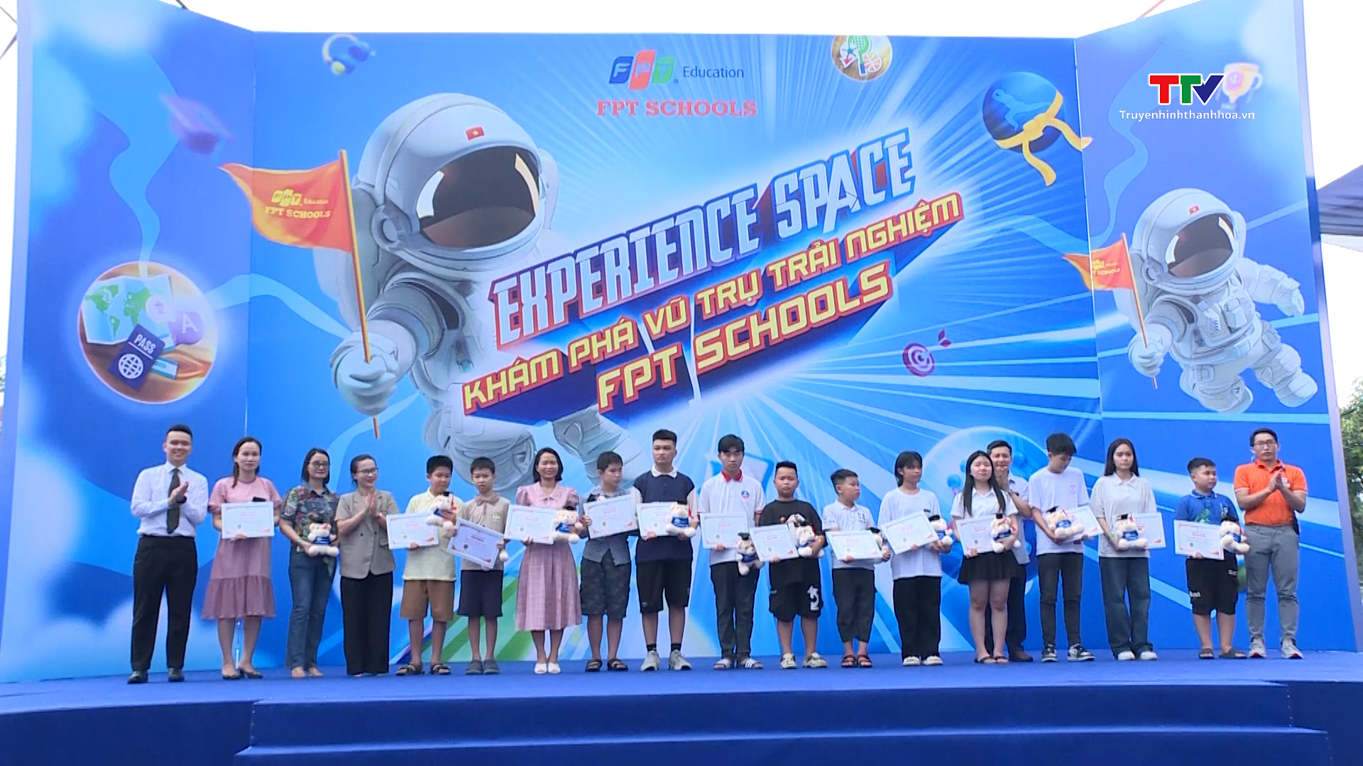 Tập đoàn FPT trao học bổng cho học sinh tại Thanh Hóa- Ảnh 1.