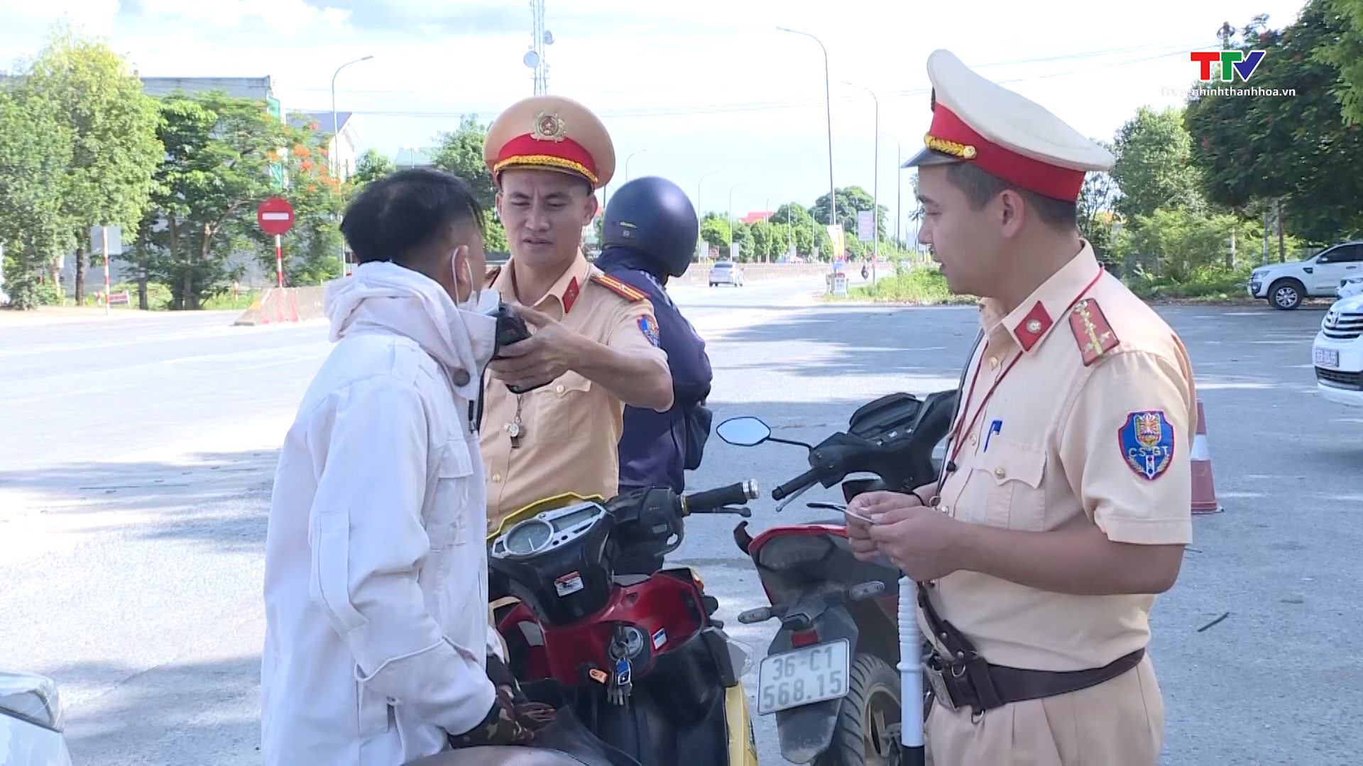 Trạm Cảnh sát giao thông Quảng Xương xử phạt gần 30 trường hợp vi phạm giao thông qua VNeID- Ảnh 2.