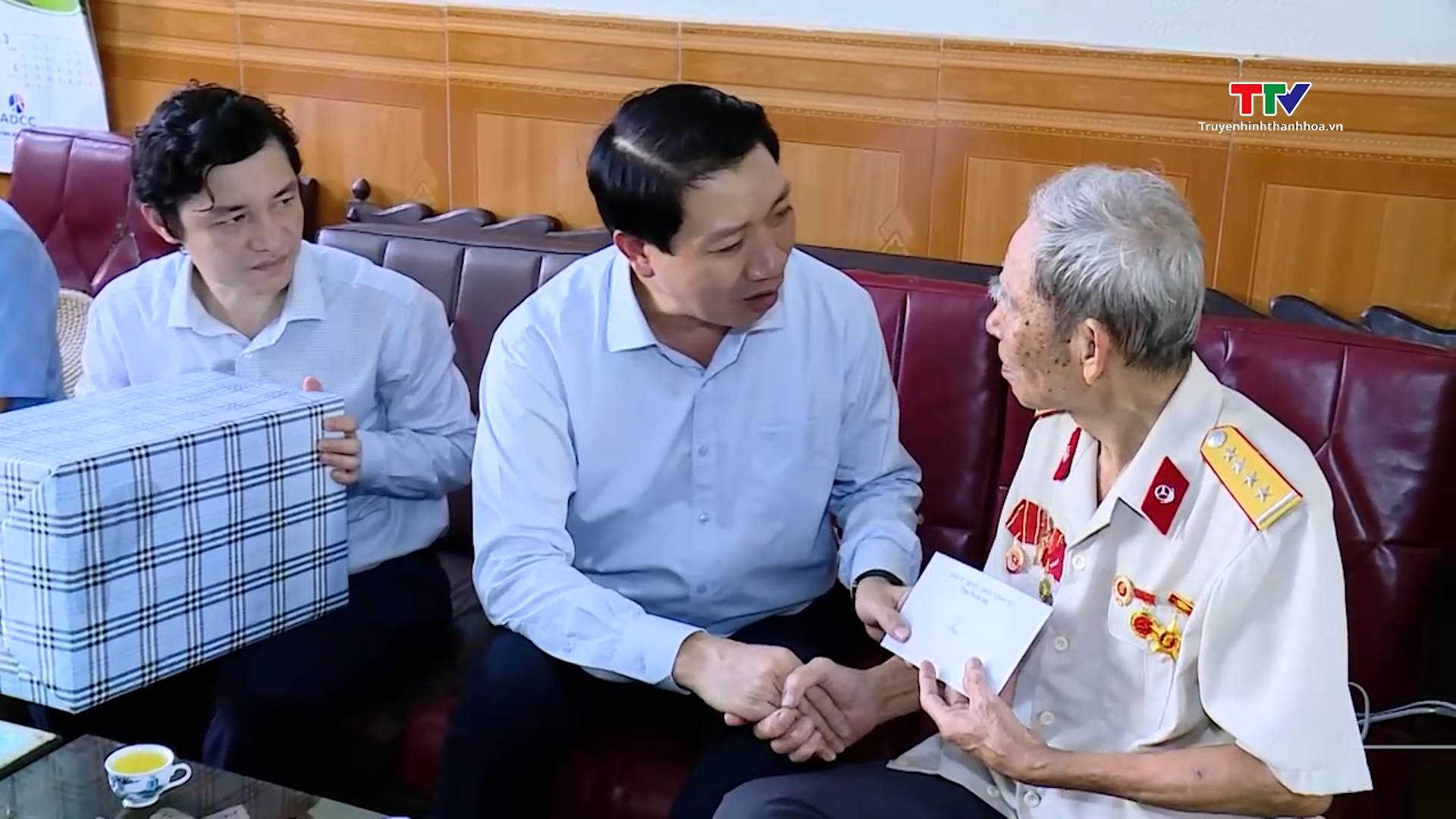 Phó Chủ tịch UBND tỉnh Lê Đức Giang viếng nghĩa trang liệt sỹ và thăm, tặng quà gia đình chính sách tại huyện Hà Trung- Ảnh 1.