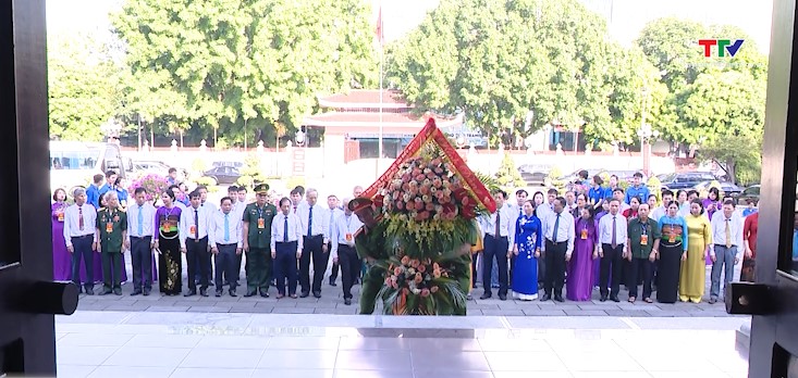 Đoàn đại biểu dự Đại hội MTTQ tỉnh Thanh Hóa lần thứ XV dâng hương, báo công với Chủ tịch Hồ Chí Minh- Ảnh 1.