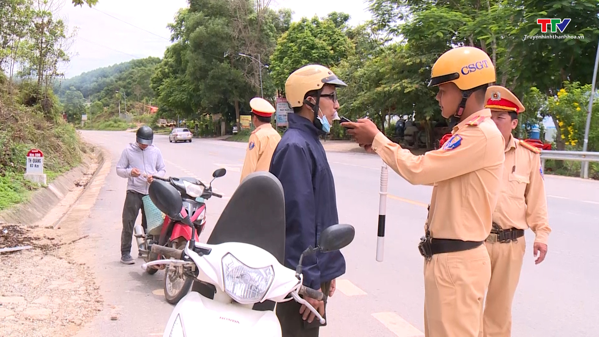 Công an huyện Như Xuân triển khai đồng bộ giải pháp kéo giảm tai nạn giao thông- Ảnh 3.