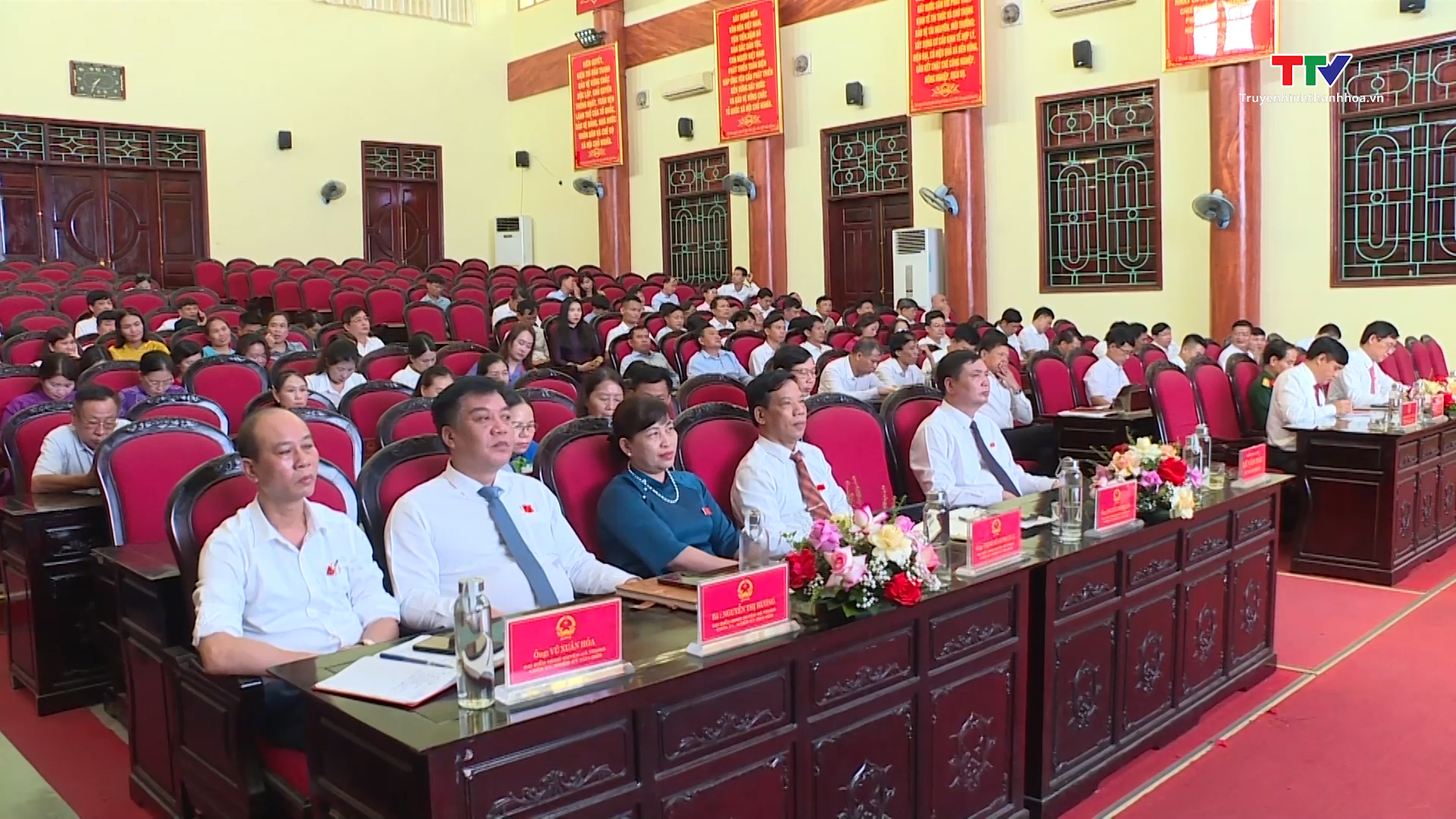 Kỳ họp thứ 20 HĐND huyện Hà Trung xem xét, thông qua 12 Nghị quyết- Ảnh 1.