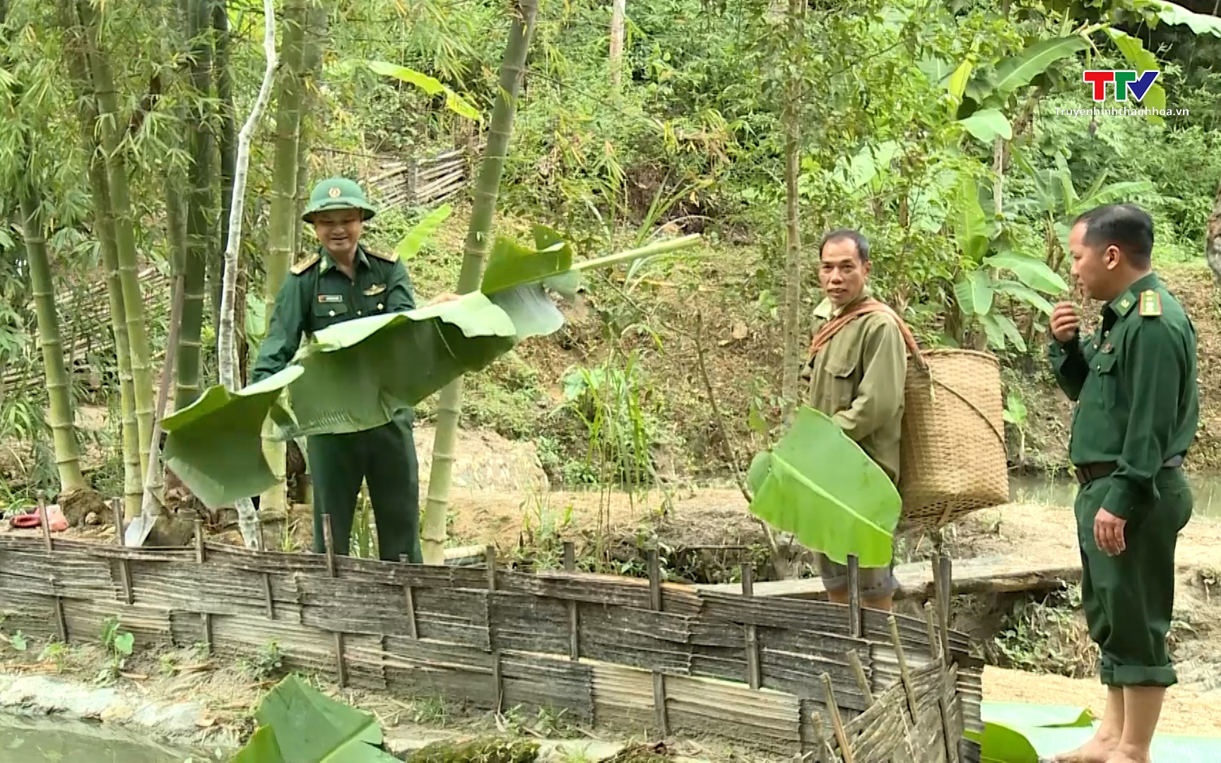 Đảng viên biên phòng phụ trách hộ gia đình ở biên giới Mường Lát