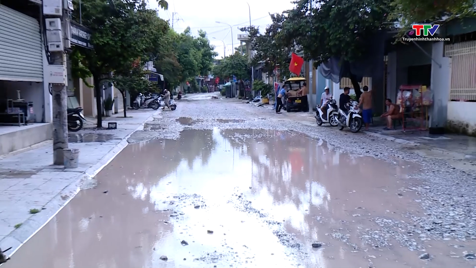 Đường Nguyễn Hồng Lễ, thành phố Sầm Sơn xuống cấp nghiêm trọng- Ảnh 1.