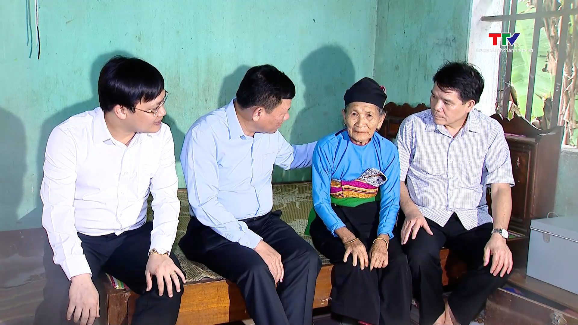Phó Chủ tịch thường trực UBND tỉnh thăm gia đình chính sách tại Lang Chánh- Ảnh 1.