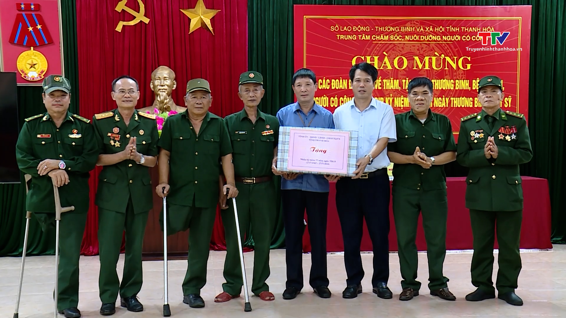 Đồng chí Đào Xuân Yên, Trưởng Ban Tuyên giáo Tỉnh ủy thăm, tặng quà gia đình chính sách tại thành phố Sầm Sơn- Ảnh 1.