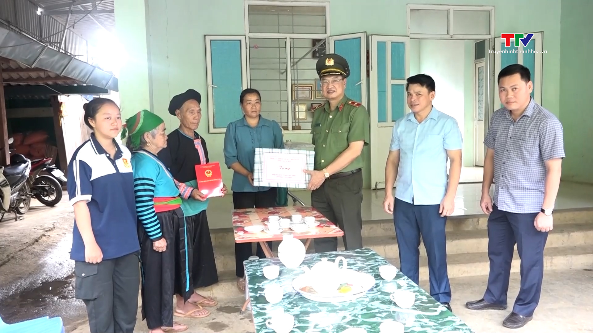Giám đốc Công an tỉnh viếng nghĩa trang liệt sĩ và thăm, tặng quà các gia đình thương binh, liệt sỹ tại huyện Mường Lát- Ảnh 1.