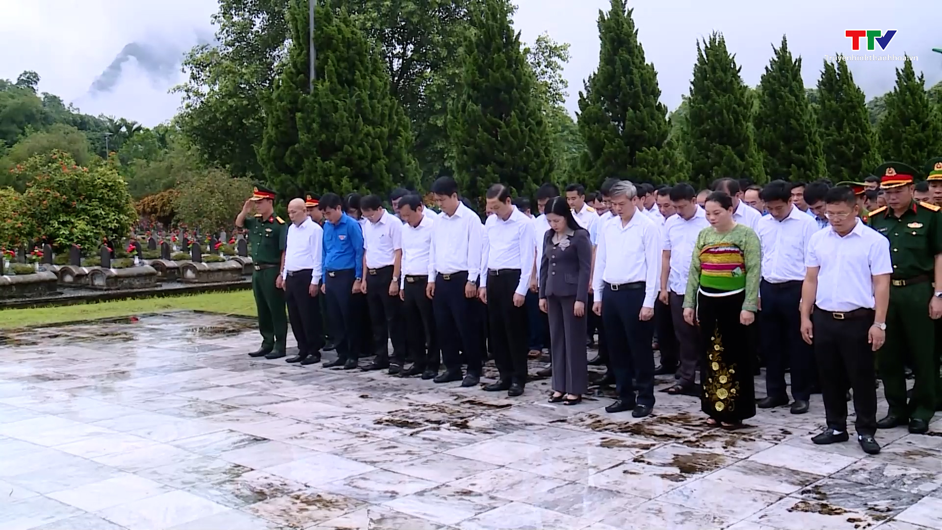 Chủ tịch UBND tỉnh viếng Nghĩa trang Liệt sĩ quốc tế Đồng Tâm- Ảnh 1.