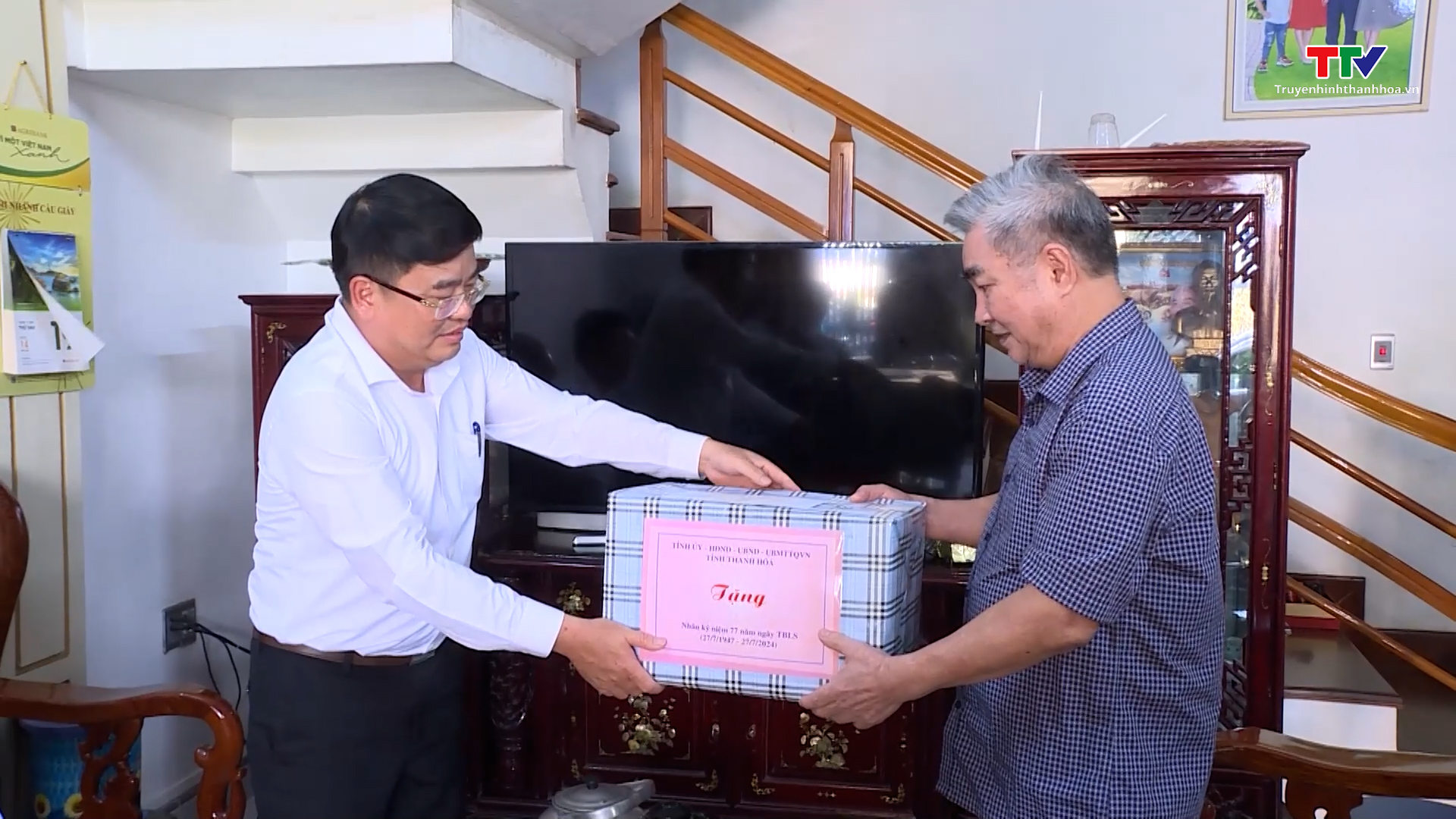 Trưởng Ban quản lý Khu kinh tế Nghi Sơn và Các Khu Công nghiệp tỉnh Thanh Hóa thăm, tặng quà gia đình chính sách tại huyện Yên Định- Ảnh 1.