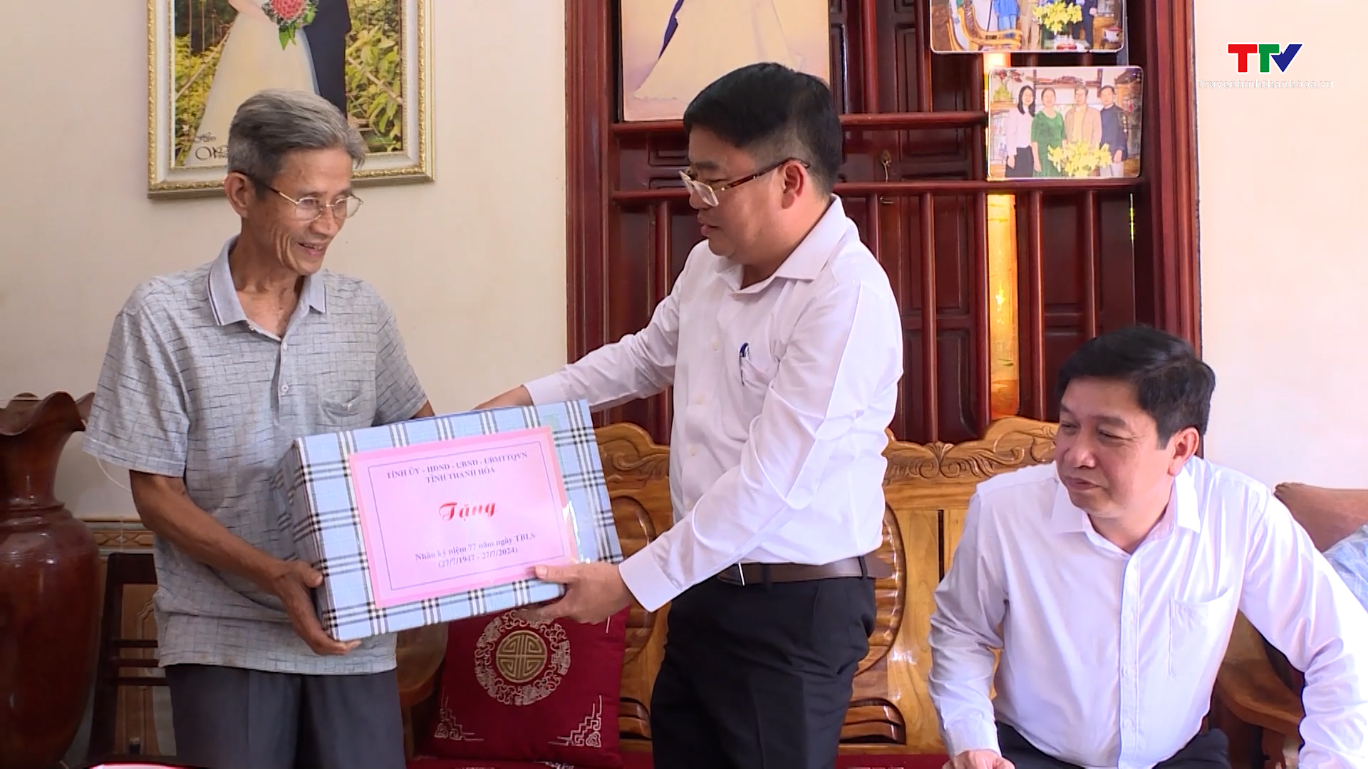 Trưởng Ban quản lý Khu kinh tế Nghi Sơn và Các Khu Công nghiệp tỉnh Thanh Hóa thăm, tặng quà gia đình chính sách tại huyện Yên Định- Ảnh 2.