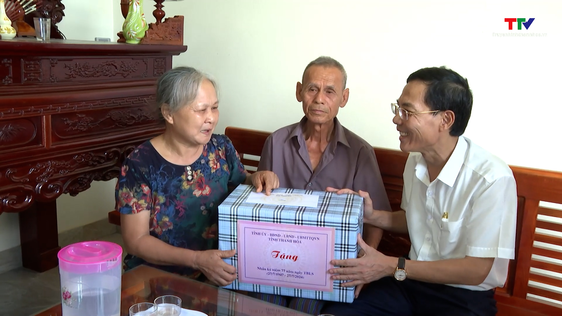 Phó chủ tịch UBND tỉnh viếng các Anh hùng liệt sĩ, thăm, tặng quà người có công tại huyện Đông Sơn- Ảnh 2.