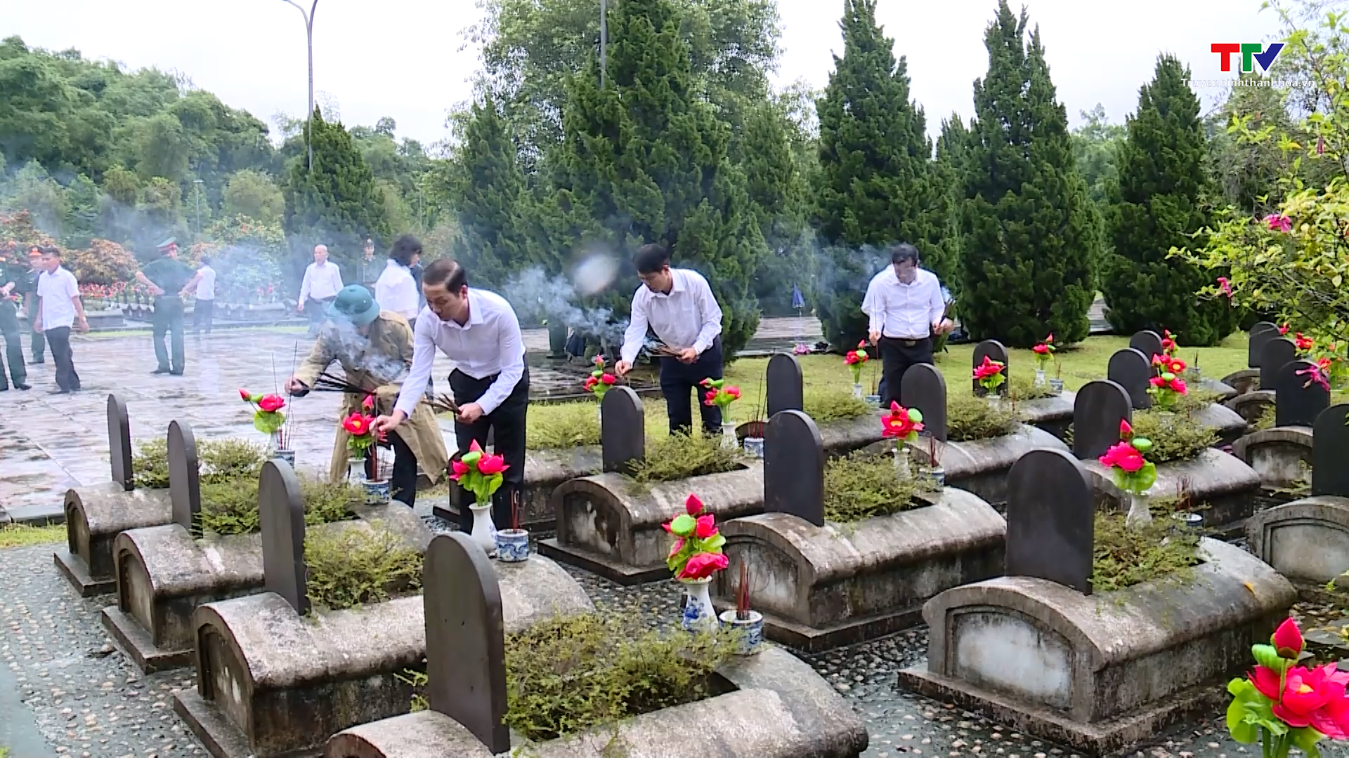 Chủ tịch UBND tỉnh viếng Nghĩa trang Liệt sĩ quốc tế Đồng Tâm- Ảnh 2.