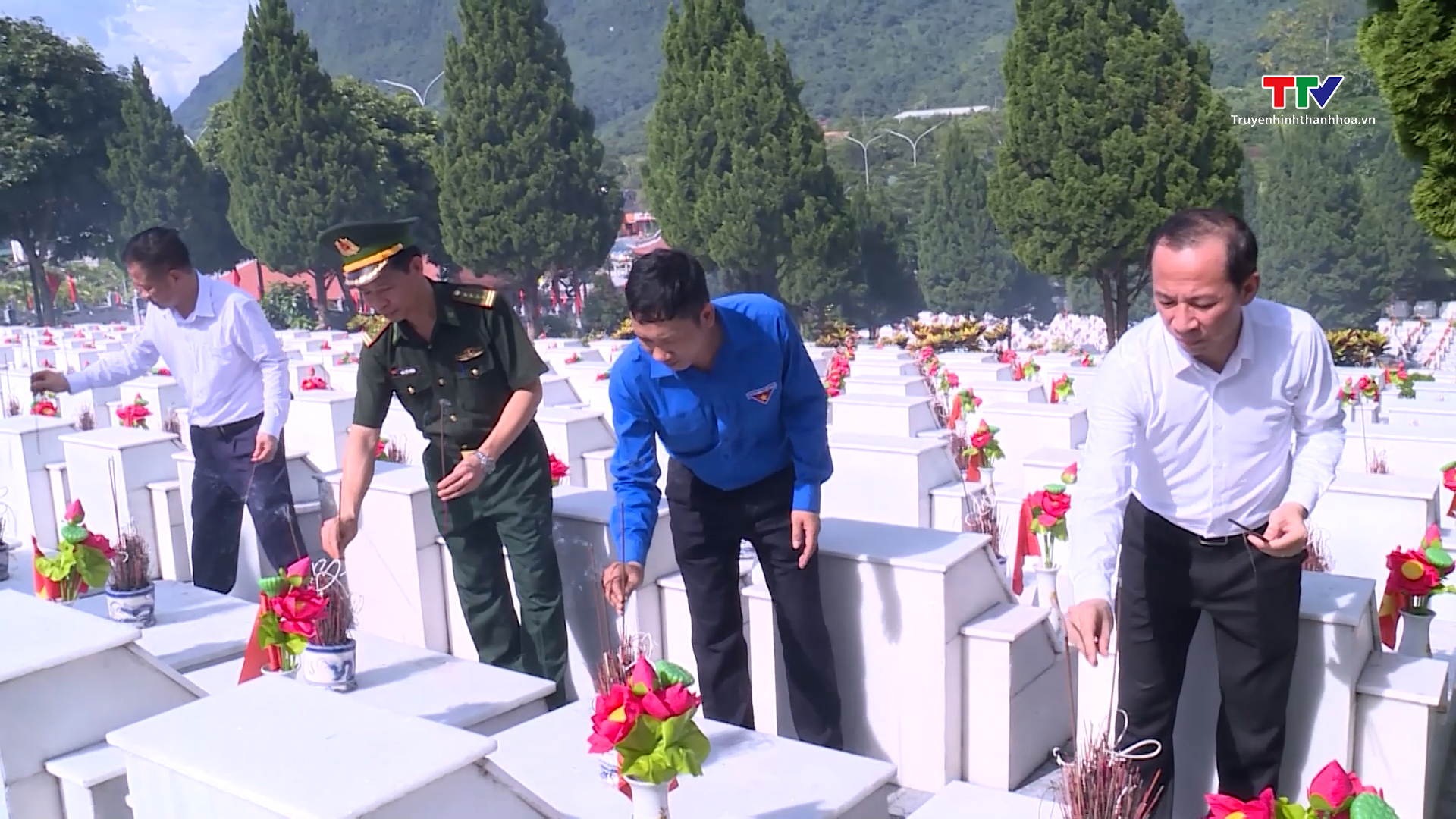 Đoàn đại biểu tỉnh Thanh Hóa viếng các anh hùng, liệt sỹ tại tỉnh Hà Giang- Ảnh 4.