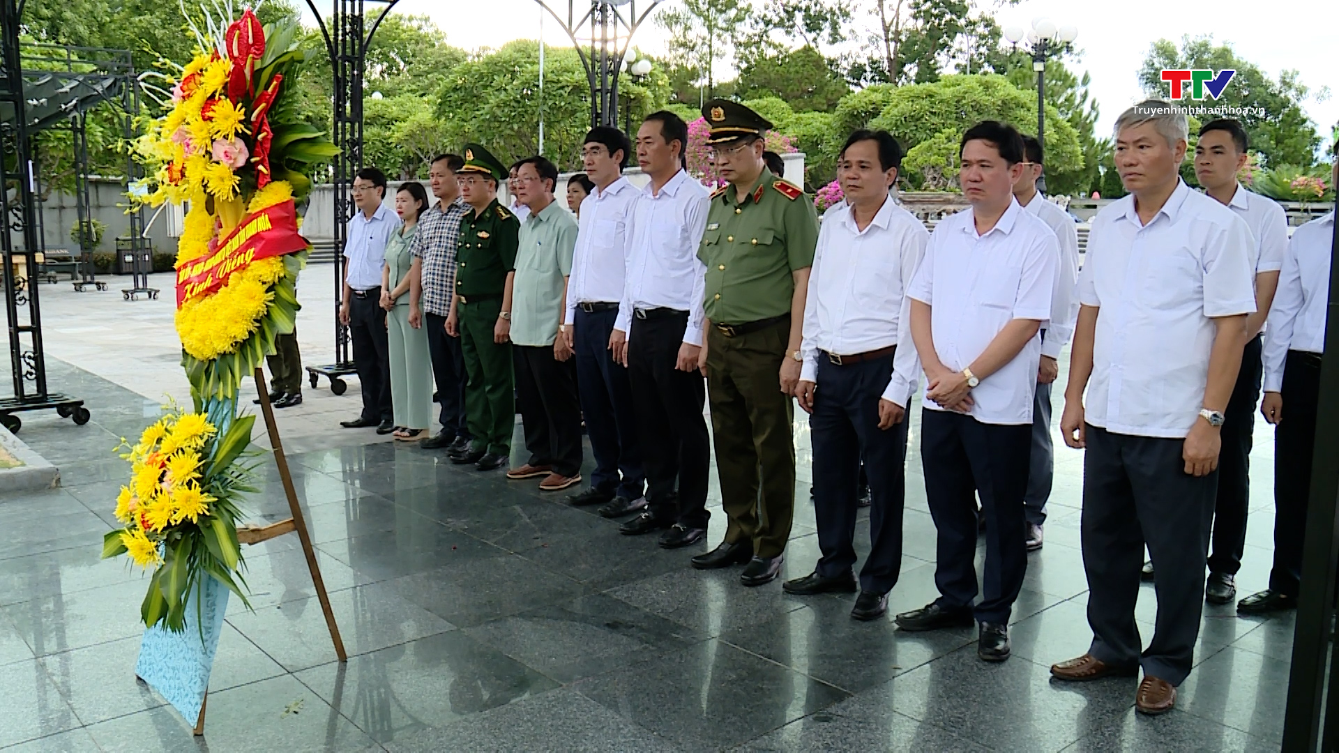 Đồng chí Phó Bí thư Tỉnh ủy Trịnh Tuấn Sinh dâng hương các liệt sỹ đang yên nghỉ tại Quảng Bình và Quảng Trị- Ảnh 5.