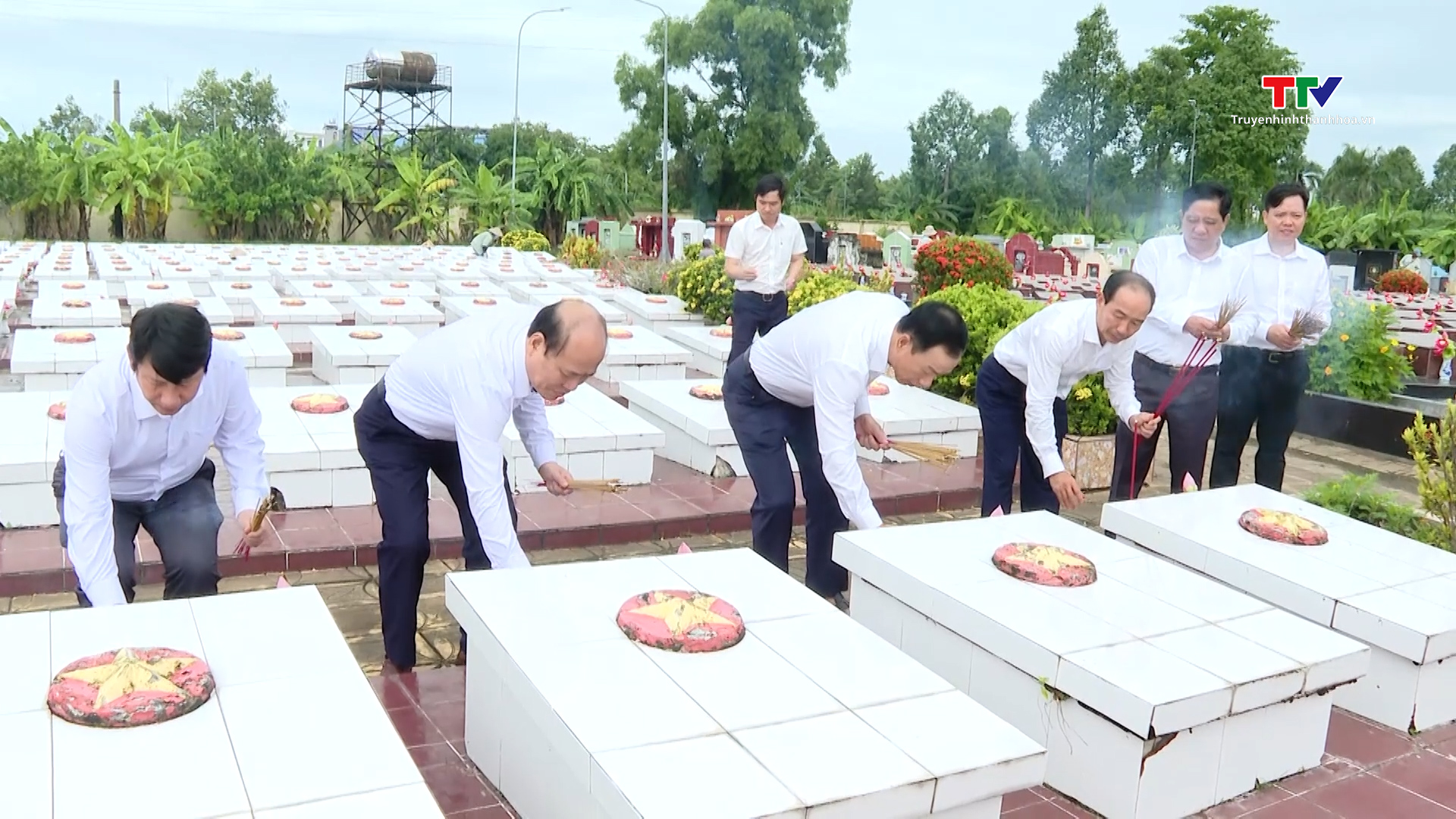 Đoàn đại biểu  tỉnh Thanh Hóa dâng hương các nghĩa trang liệt sỹ tại thành phố Cần Thơ và tỉnh Tây Ninh - Ảnh 2.
