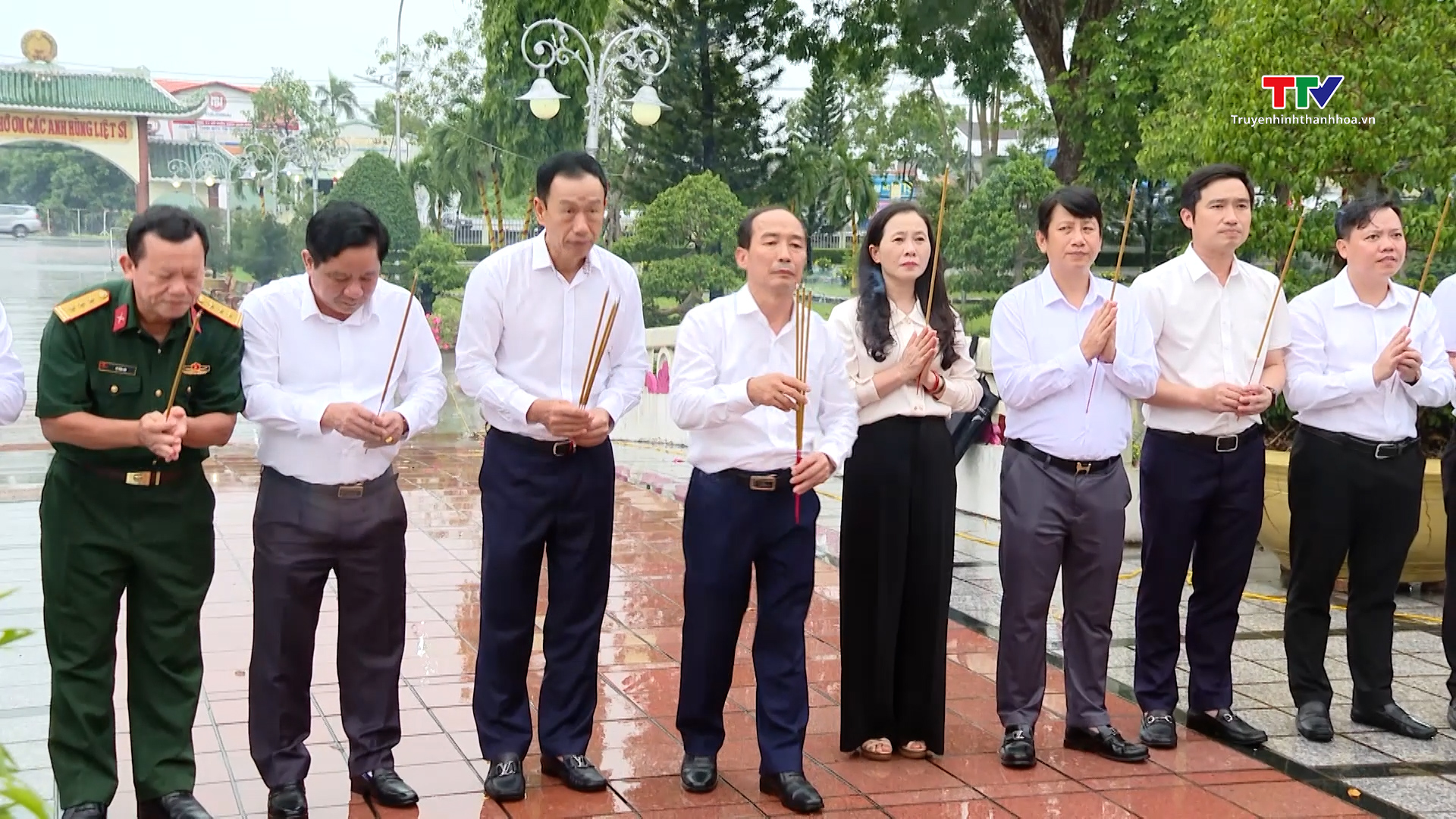 Đoàn đại biểu  tỉnh Thanh Hóa dâng hương các nghĩa trang liệt sỹ tại thành phố Cần Thơ và tỉnh Tây Ninh - Ảnh 1.