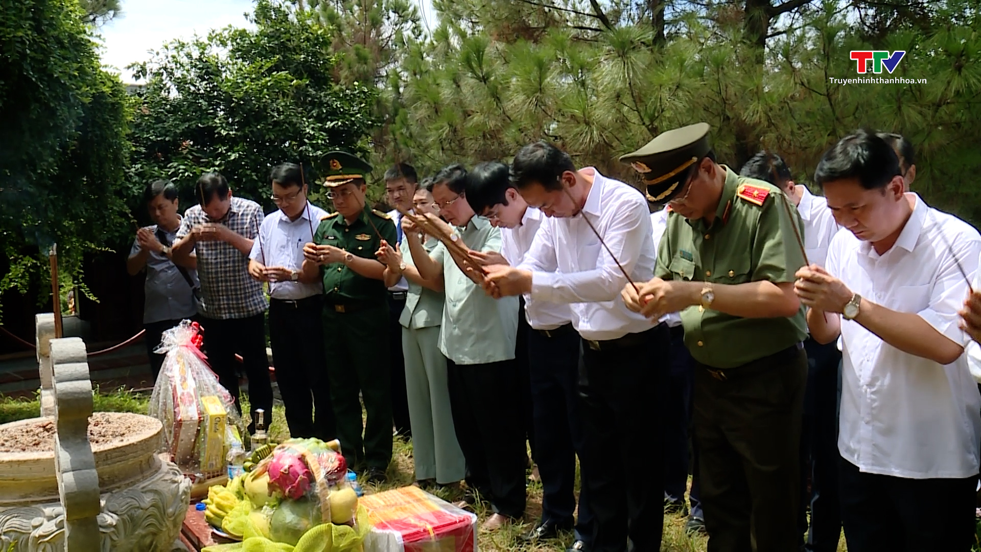 Đồng chí Phó Bí thư Tỉnh ủy Trịnh Tuấn Sinh dâng hương các liệt sỹ đang yên nghỉ tại Quảng Bình và Quảng Trị- Ảnh 1.