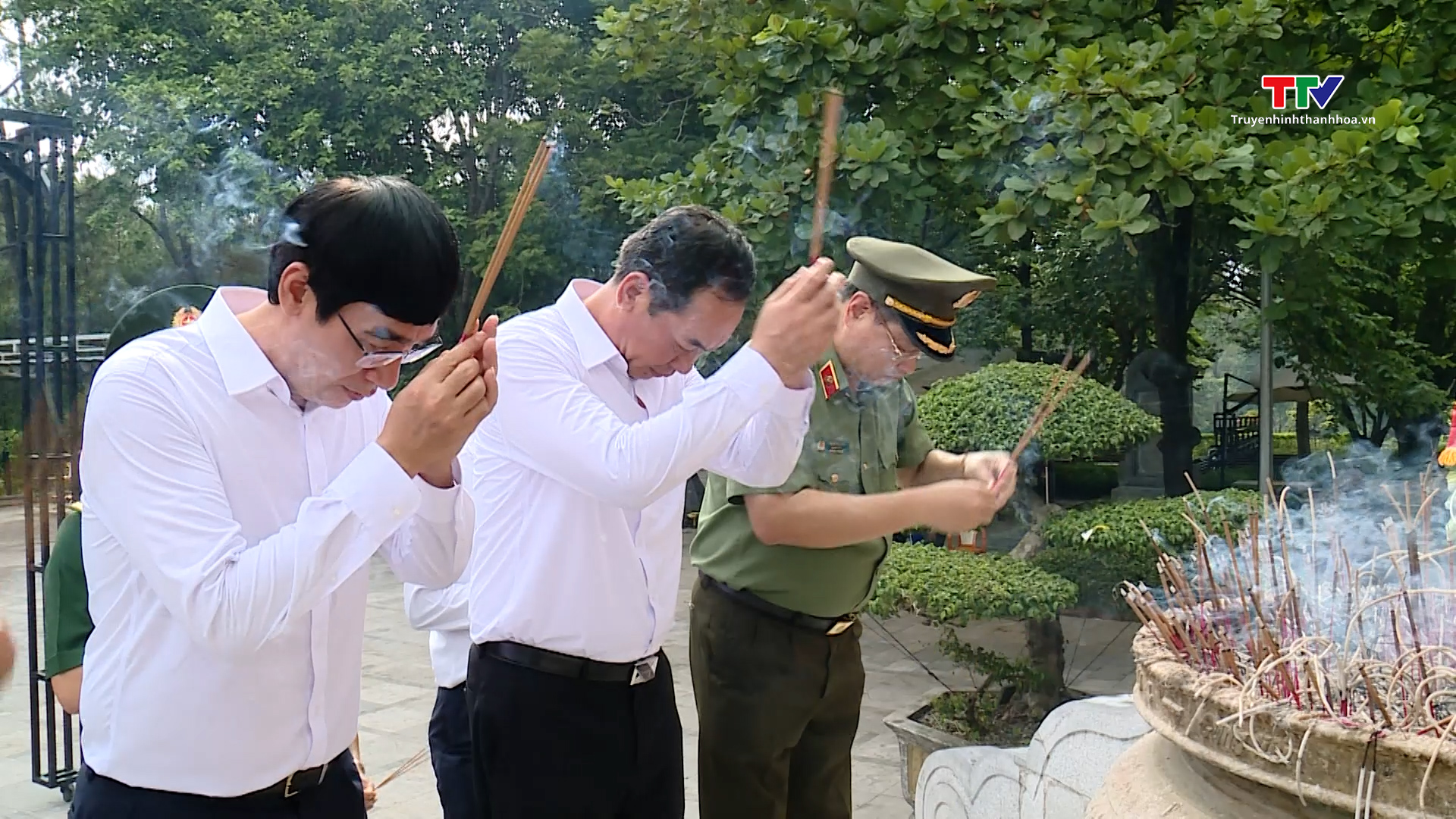 Đồng chí Phó Bí thư Tỉnh ủy Trịnh Tuấn Sinh dâng hương các liệt sỹ đang yên nghỉ tại Quảng Bình và Quảng Trị- Ảnh 4.