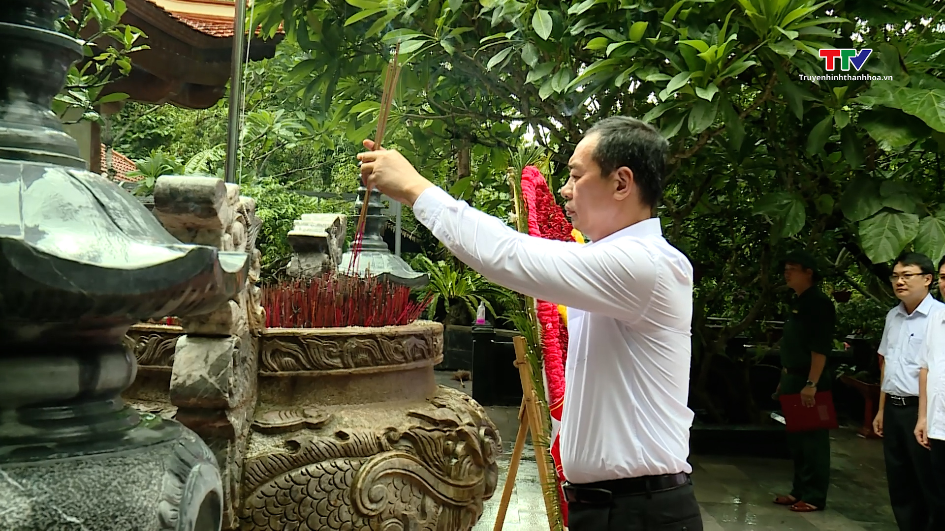 Đồng chí Phó Bí thư Tỉnh ủy Trịnh Tuấn Sinh dâng hương các liệt sỹ đang yên nghỉ tại Quảng Bình và Quảng Trị- Ảnh 2.
