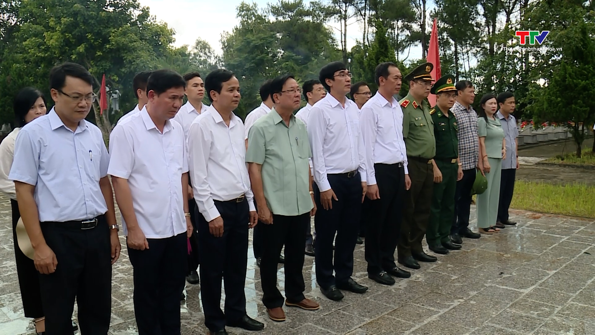 Đồng chí Phó Bí thư Tỉnh ủy Trịnh Tuấn Sinh dâng hương các liệt sỹ đang yên nghỉ tại Quảng Bình và Quảng Trị- Ảnh 3.