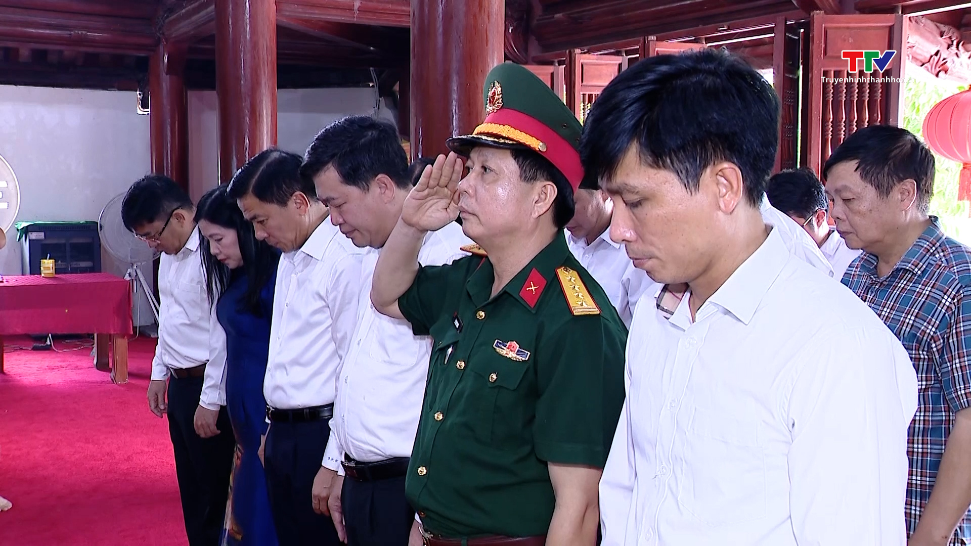 Bí thư Tỉnh ủy Đỗ Trọng Hưng dâng hương viếng các anh hùng liệt sĩ tại tỉnh Nghệ An- Ảnh 1.