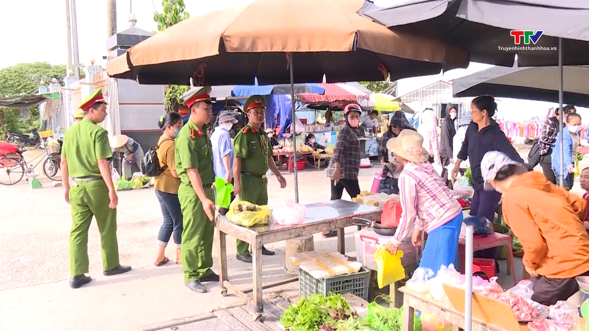 Huyện Hà Trung giải tỏa chợ cóc, chợ tạm lấn chiếm hành lang an toàn giao thông- Ảnh 3.