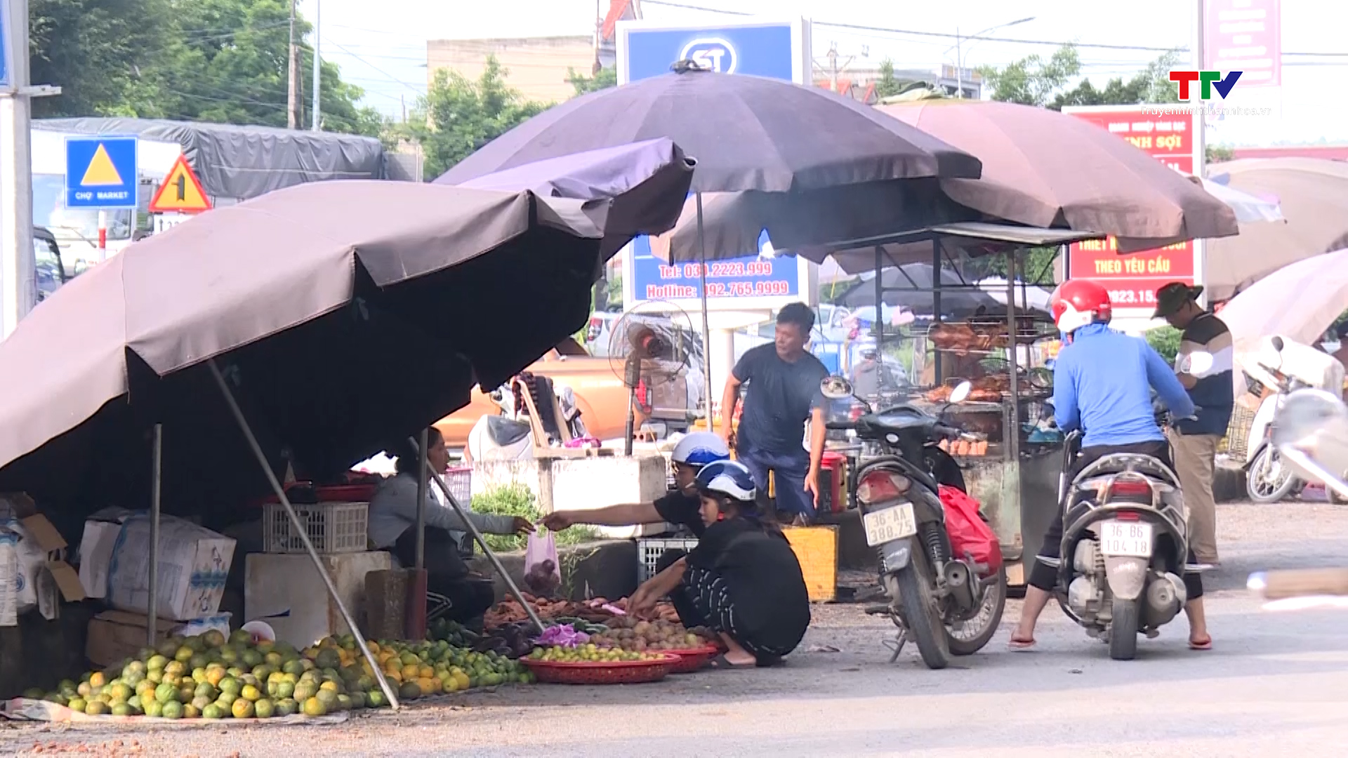 Huyện Hà Trung giải tỏa chợ cóc, chợ tạm lấn chiếm hành lang an toàn giao thông- Ảnh 1.