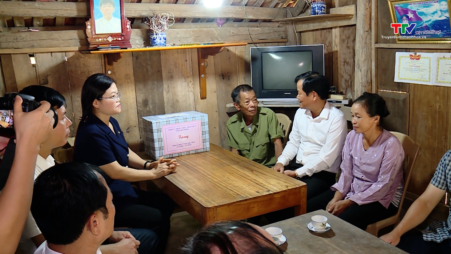 Phó Chủ tịch HĐND tỉnh viếng các Anh hùng liệt sĩ, thăm, tặng quà người có công tại huyện Như Xuân- Ảnh 3.