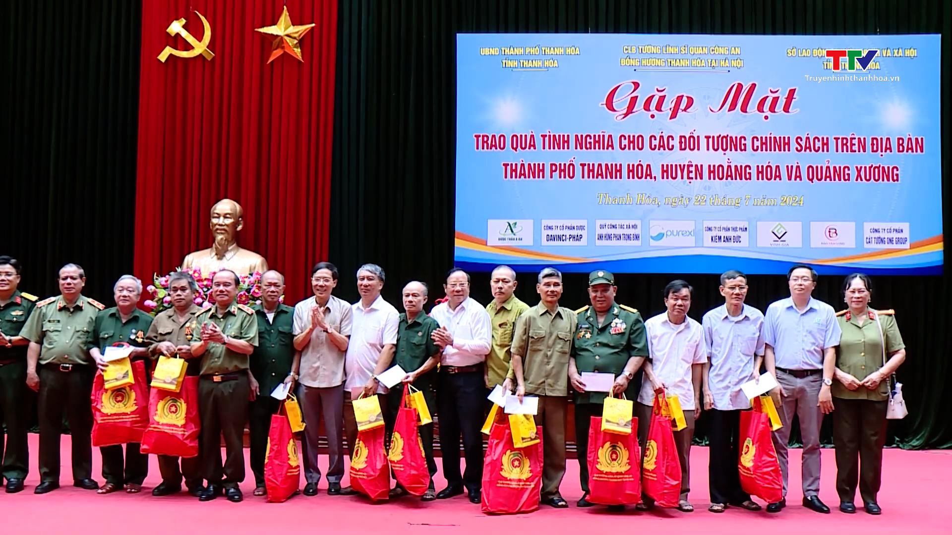 Câu lạc bộ tướng lĩnh, sĩ quan Công an đồng hương Thanh Hóa tại Hà Nội trao quà cho các đối tượng chính sách- Ảnh 1.