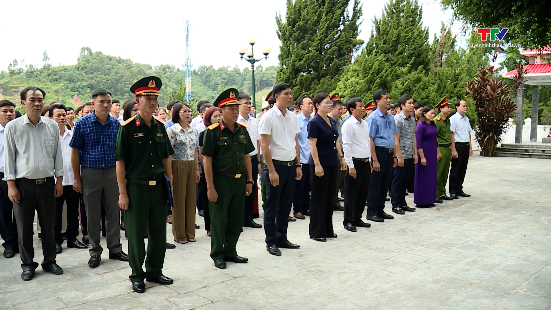 Phó Chủ tịch HĐND tỉnh viếng các Anh hùng liệt sĩ, thăm, tặng quà người có công tại huyện Như Xuân- Ảnh 1.