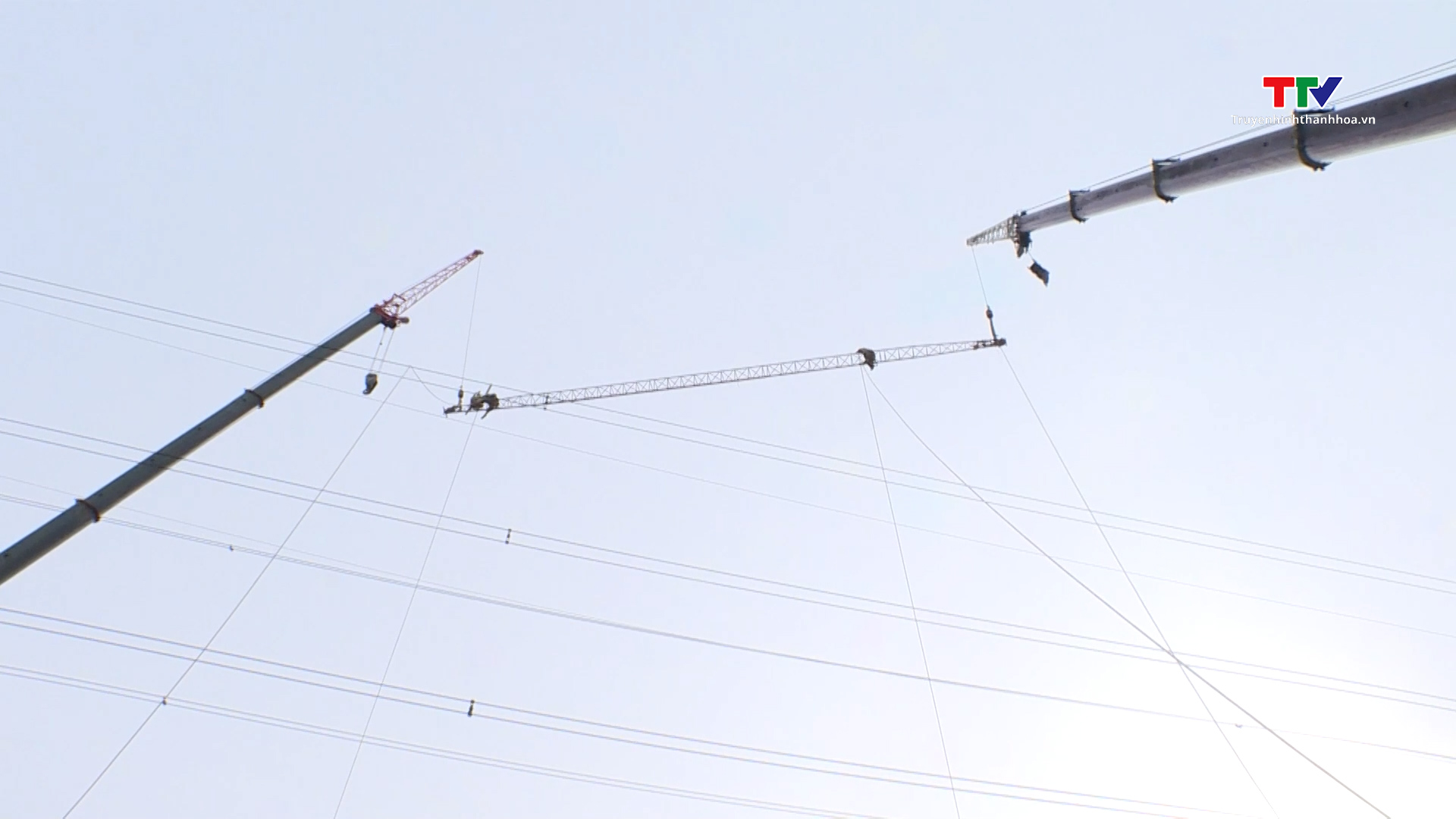 Chạy đua kéo dây trên công trường dự án Đường dây 500 kV mạch 3- Ảnh 1.
