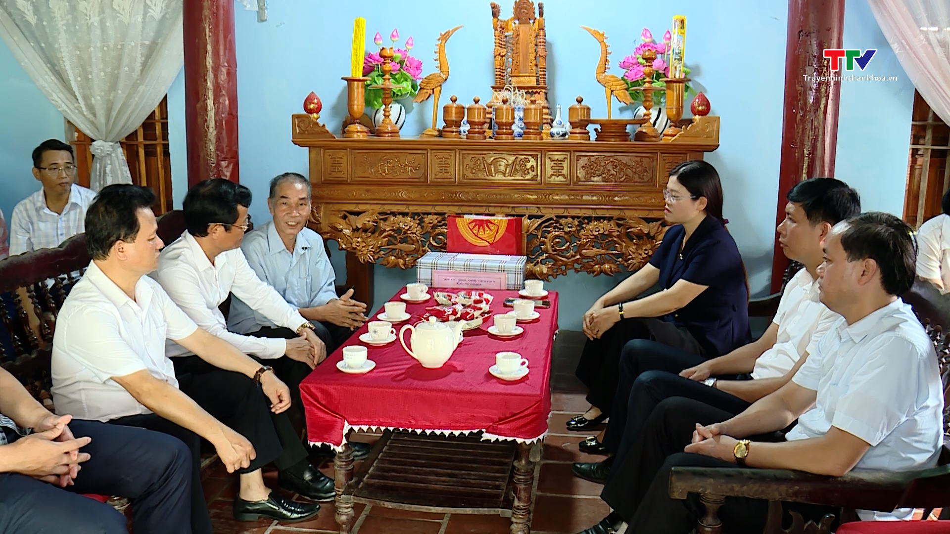 Phó Chủ tịch HĐND tỉnh viếng các Anh hùng liệt sĩ, thăm, tặng quà người có công tại huyện Như Xuân- Ảnh 5.