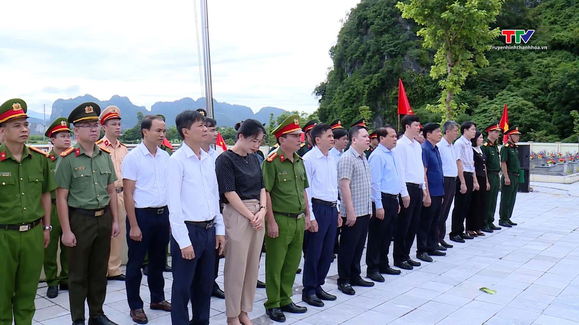 Trưởng Ban Tổ chức Tỉnh ủy Nguyễn Văn Hùng viếng nghĩa trang liệt sĩ và thăm tặng quà gia đình chính sách huyện Cẩm Thủy- Ảnh 1.
