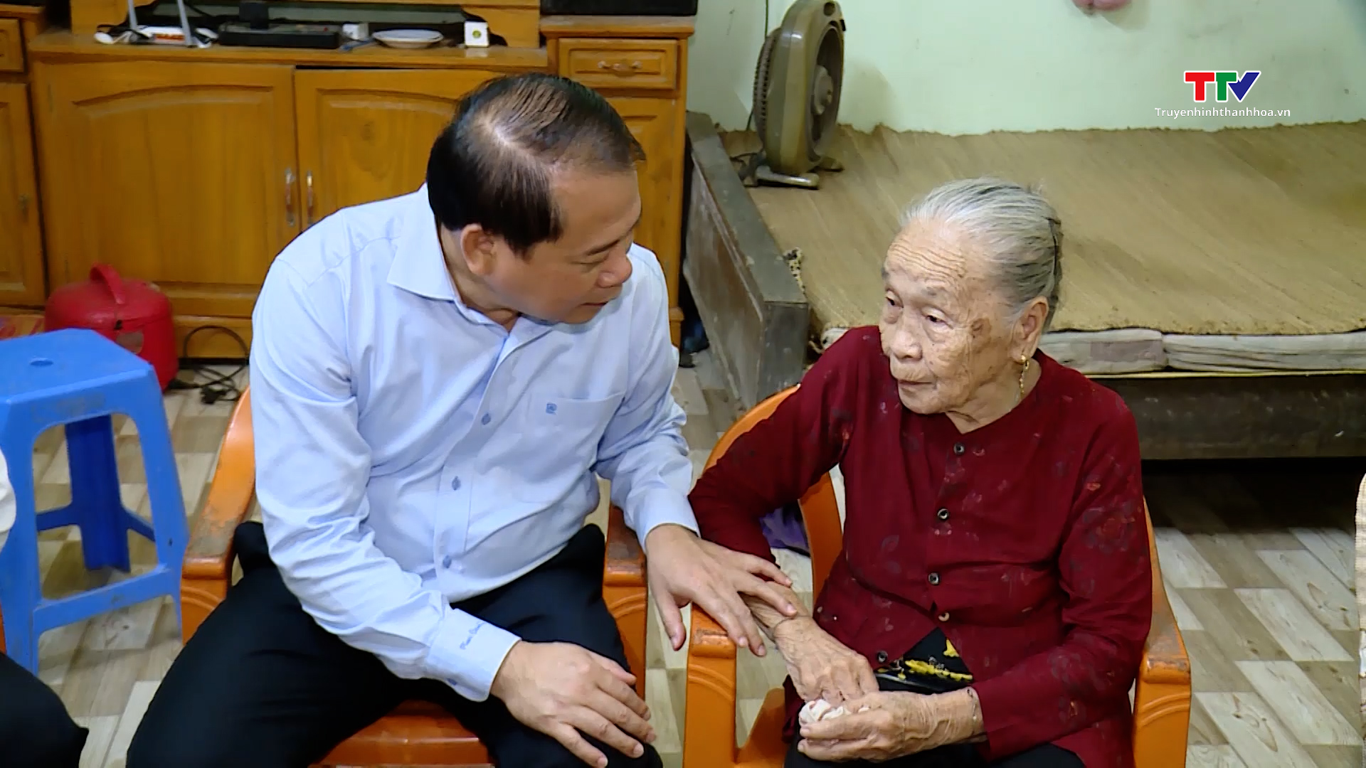 Trưởng Ban Tổ chức Tỉnh ủy Nguyễn Văn Hùng viếng nghĩa trang liệt sĩ và thăm tặng quà gia đình chính sách huyện Cẩm Thủy- Ảnh 4.